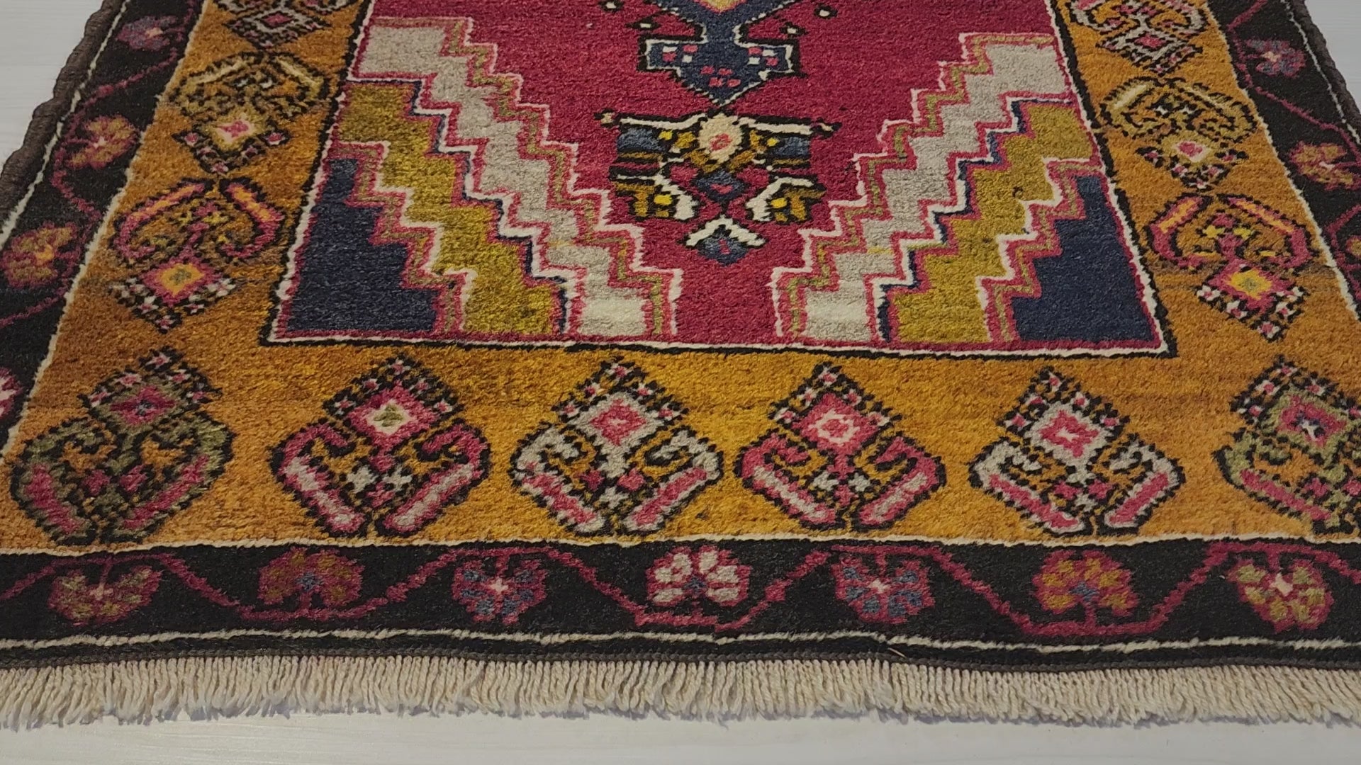 Vintage Yahyalı rug in red, yellow and blue, 2'6" x 4', video