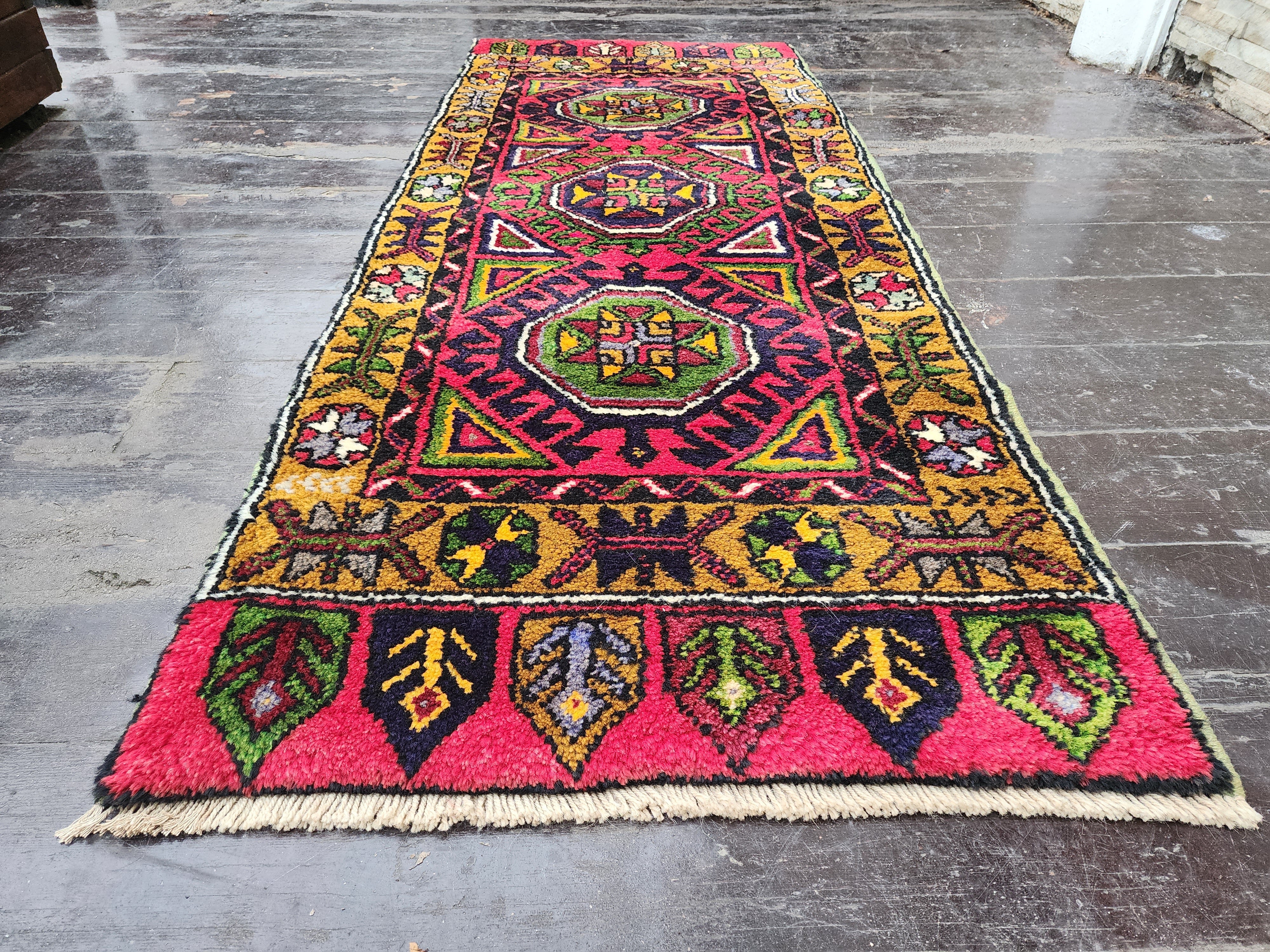 antique Oushak Wool Small Rug — border pattern