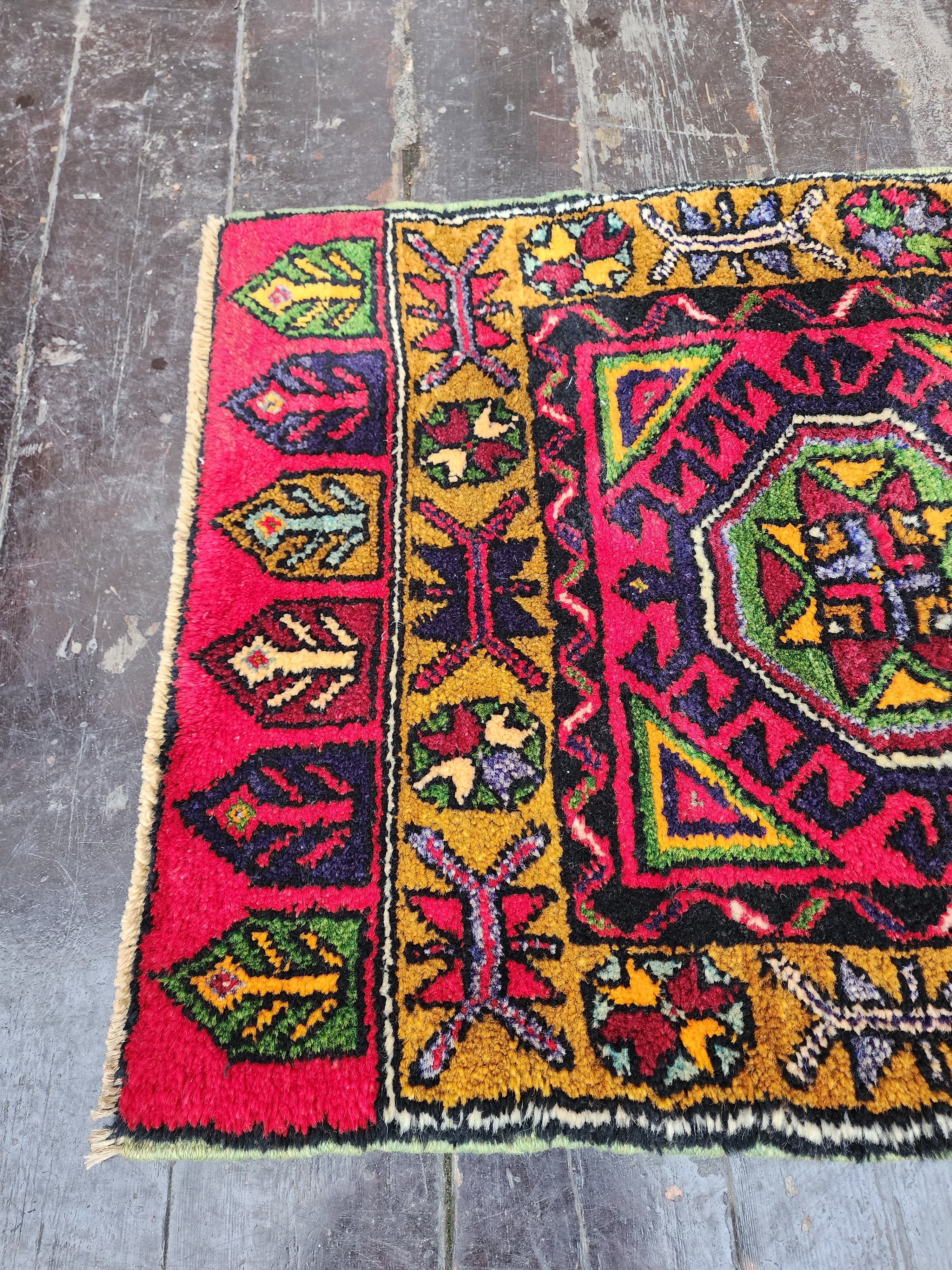 antique Oushak Wool Small Rug — corner detail