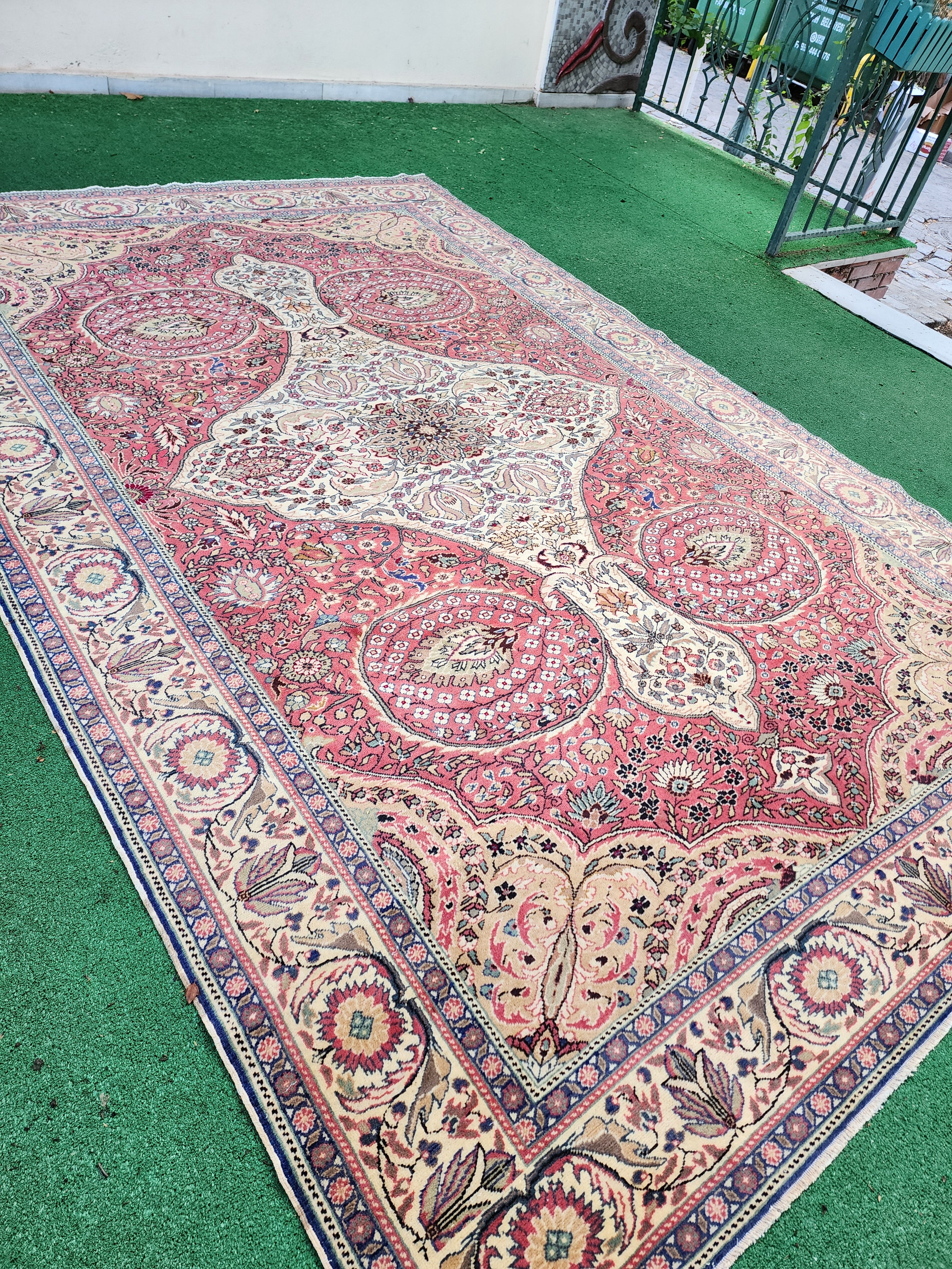 Alfombra turca Kayseri roja y beige de 6'6'' x 9'11''