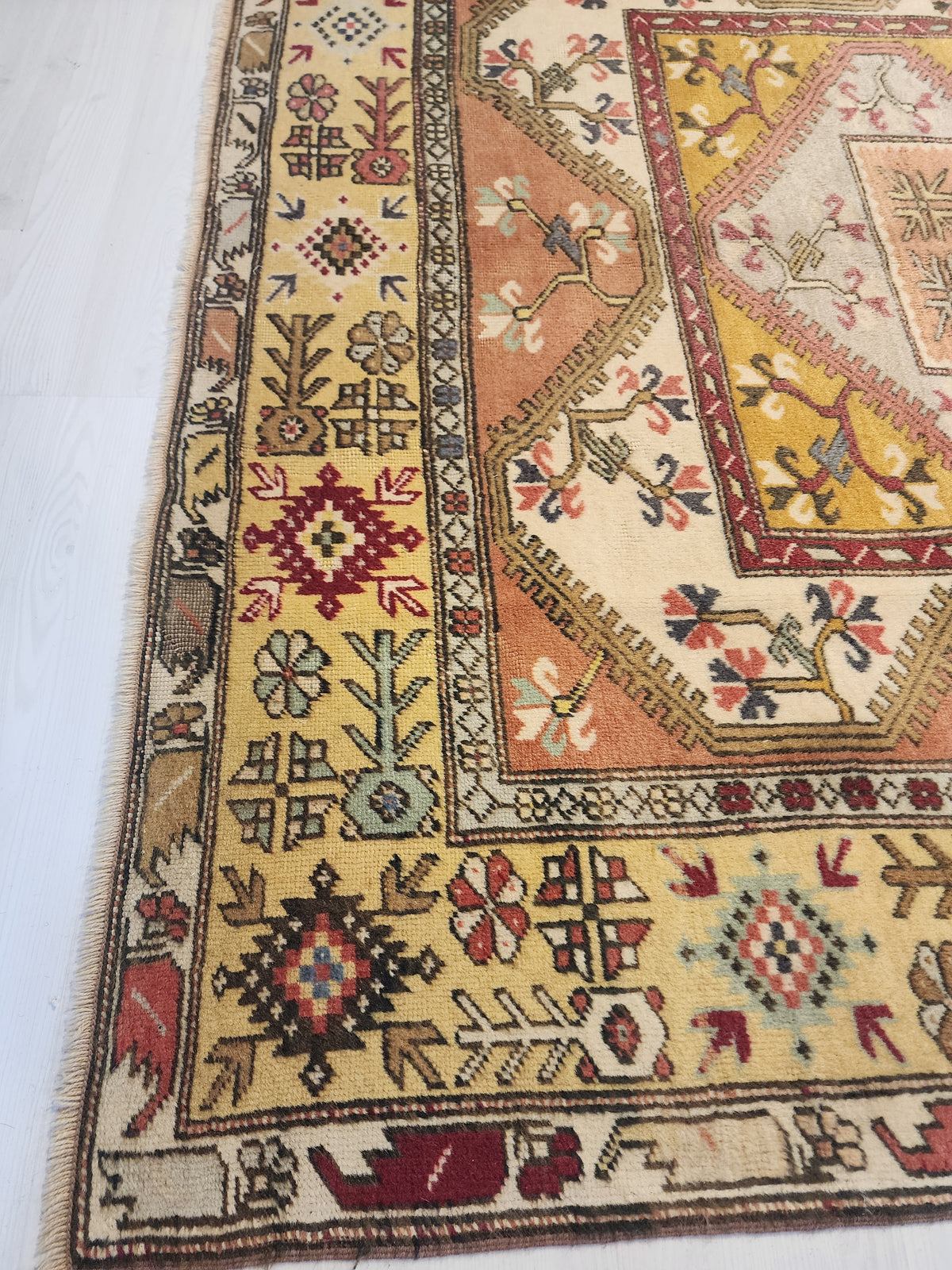 Vintage Karaova rug in beige, pink and yellow, 6'5" x 9'7", photo 4