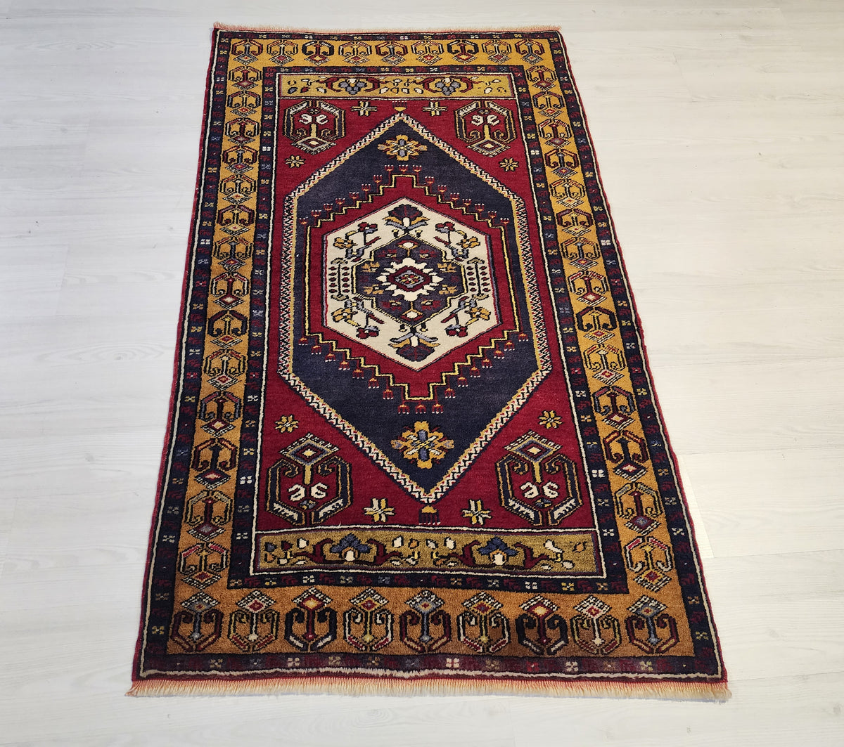 Vintage Yahyalı rug in red, blue and yellow, 3'2" x 5'5", photo 2