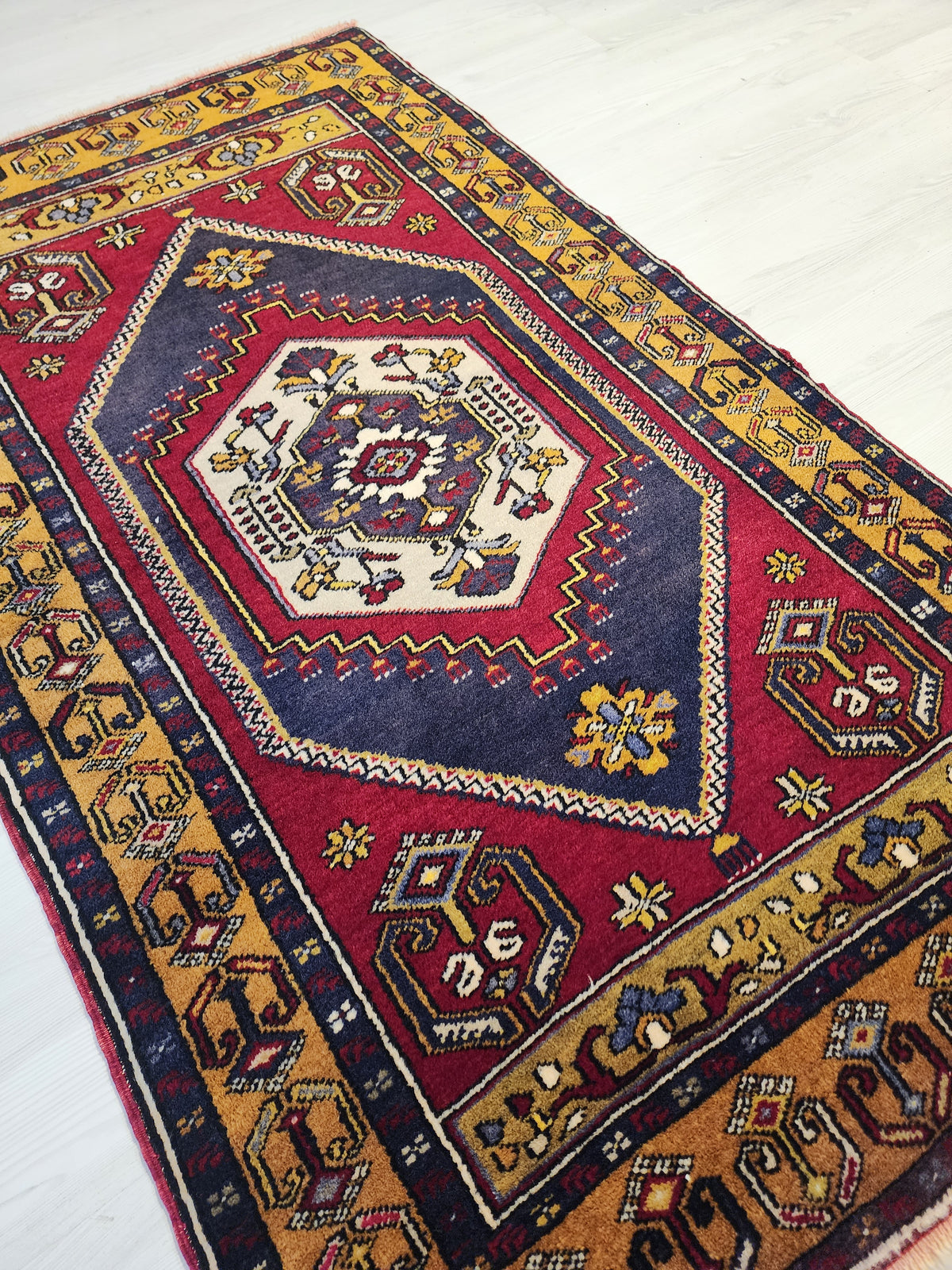 Vintage Yahyalı rug in red, blue and yellow, 3'2" x 5'5", photo 3