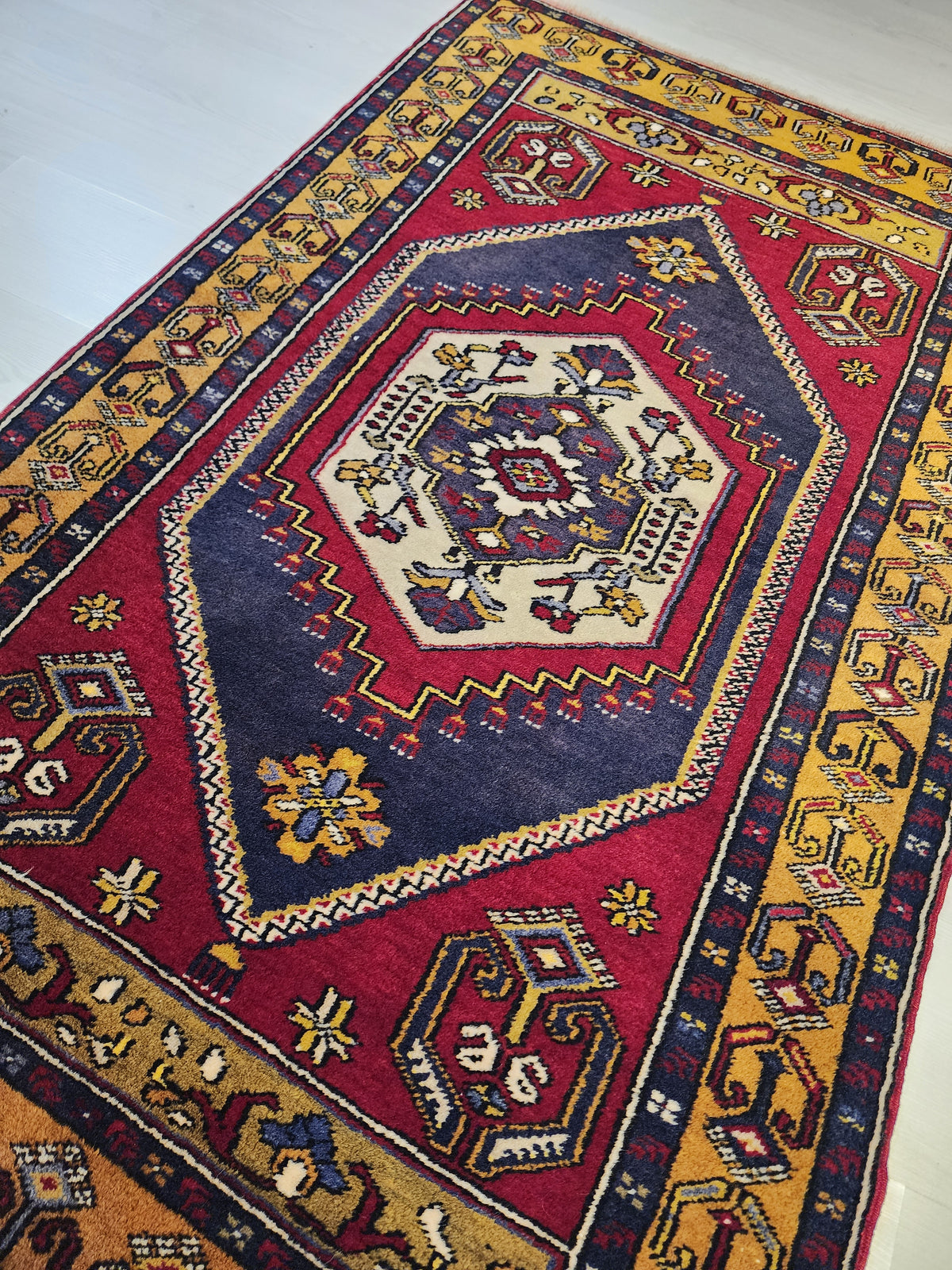 Vintage Yahyalı rug in red, blue and yellow, 3'2" x 5'5", photo 4