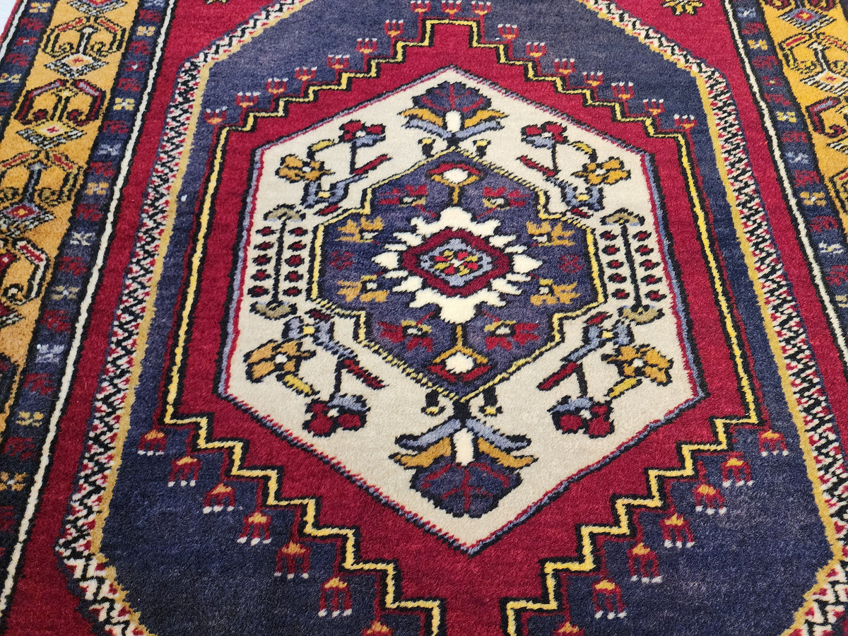 Vintage Yahyalı rug in red, blue and yellow, 3'2" x 5'5", photo 5