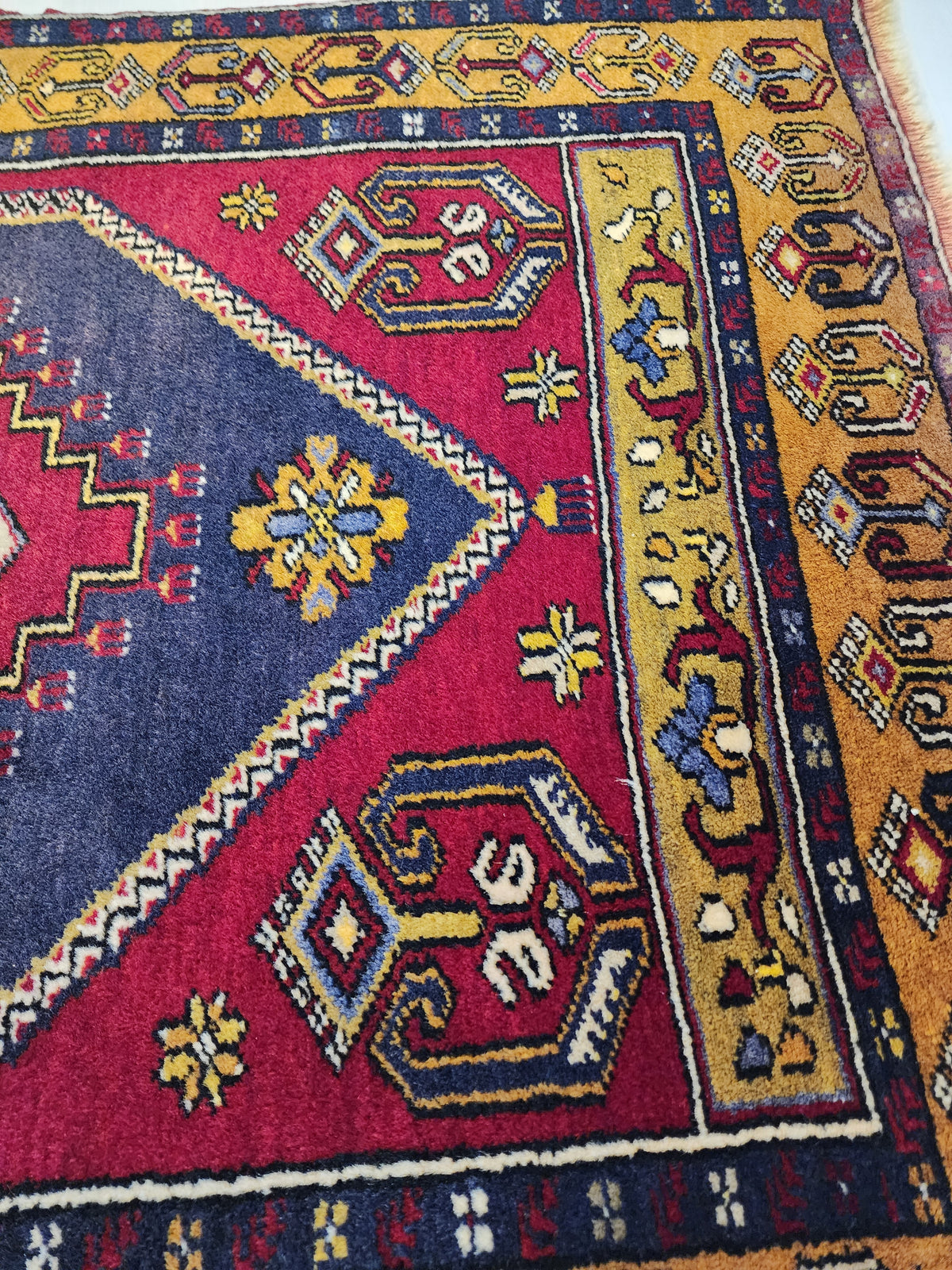 Vintage Yahyalı rug in red, blue and yellow, 3'2" x 5'5", photo 6