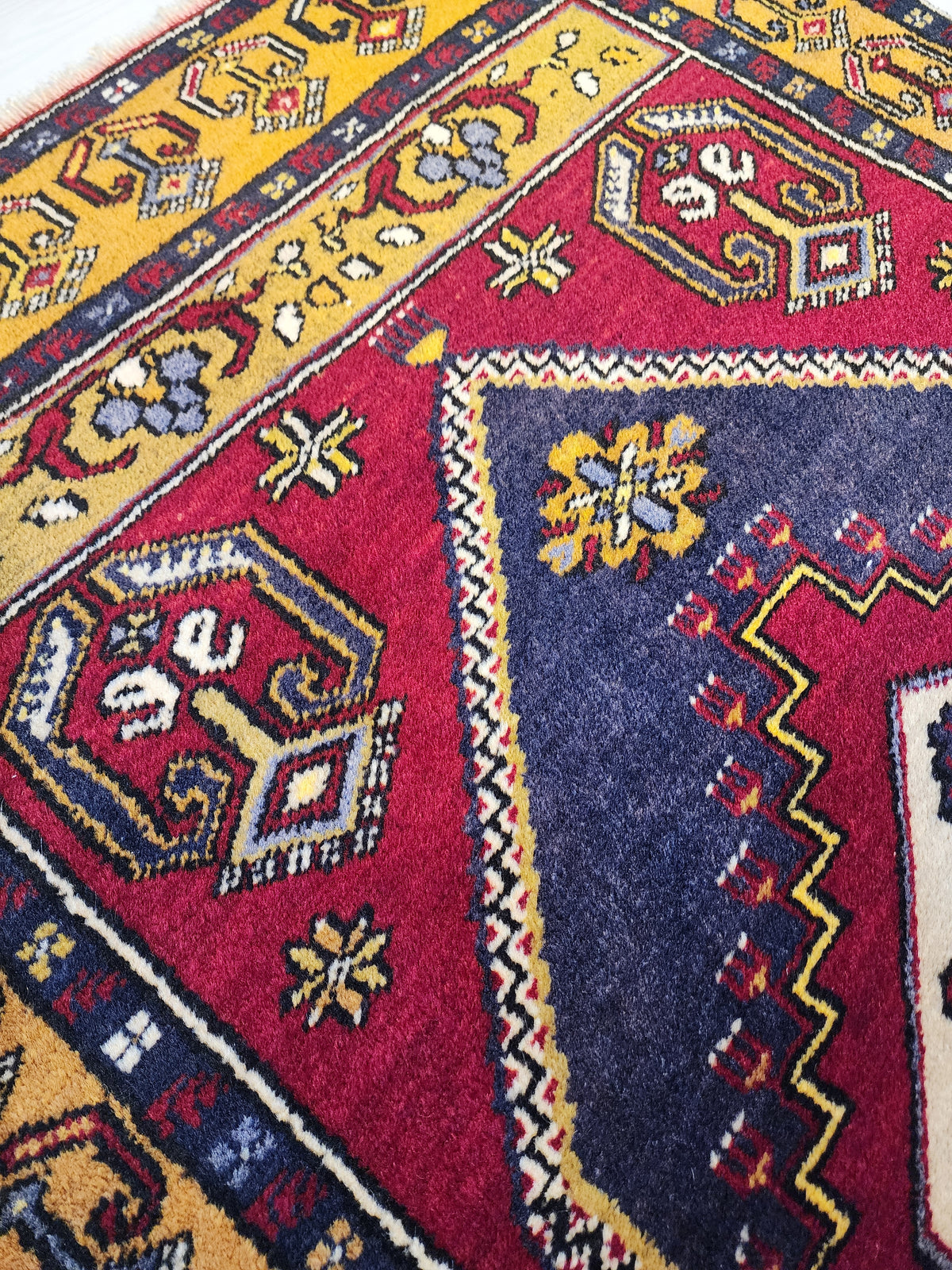 Vintage Yahyalı rug in red, blue and yellow, 3'2" x 5'5", photo 7