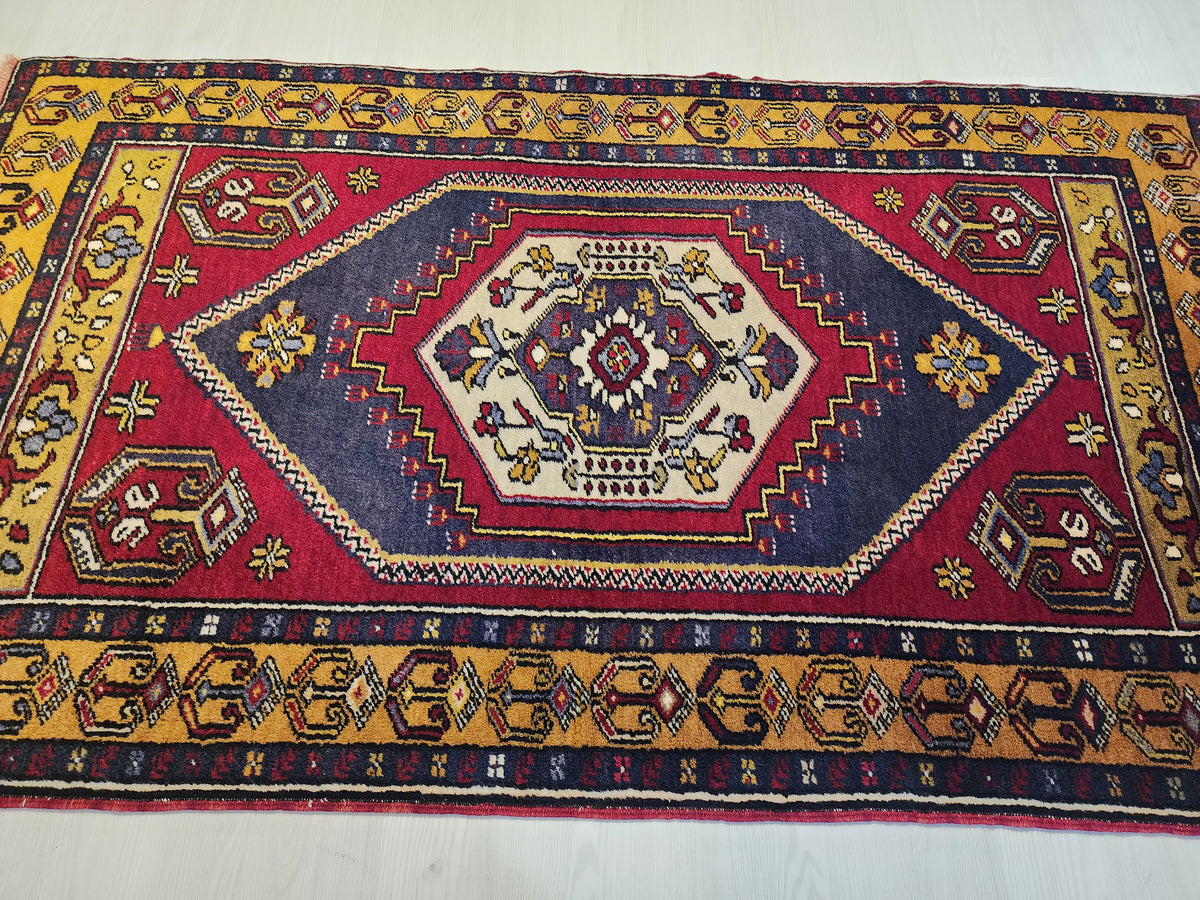 Vintage Yahyalı rug in red, blue and yellow, 3'2" x 5'5", photo 8