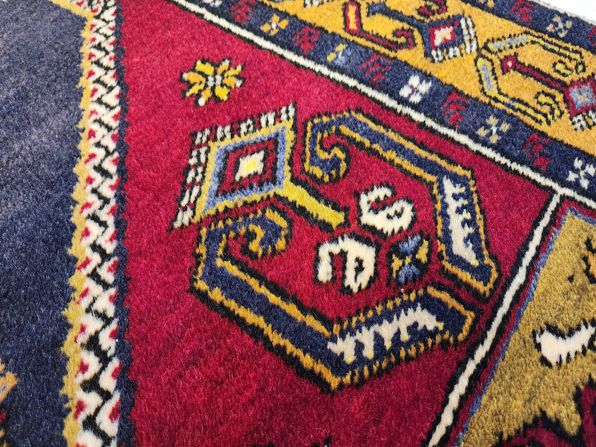 Vintage Yahyalı rug in red, blue and yellow, 3'2" x 5'5", photo 10
