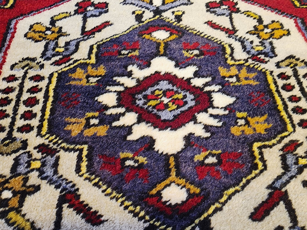 Vintage Yahyalı rug in red, blue and yellow, 3'2" x 5'5", photo 12