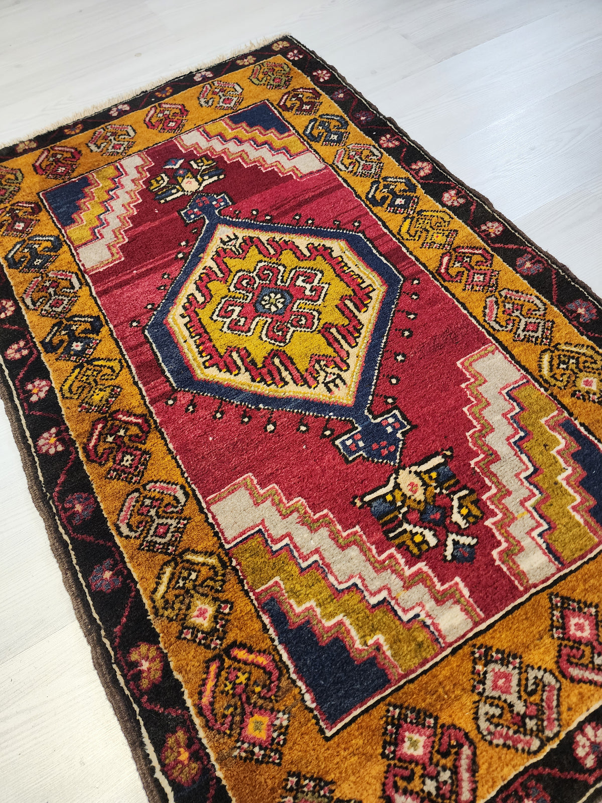 Vintage Yahyalı rug in red, yellow and blue, 2'6" x 4', photo 3