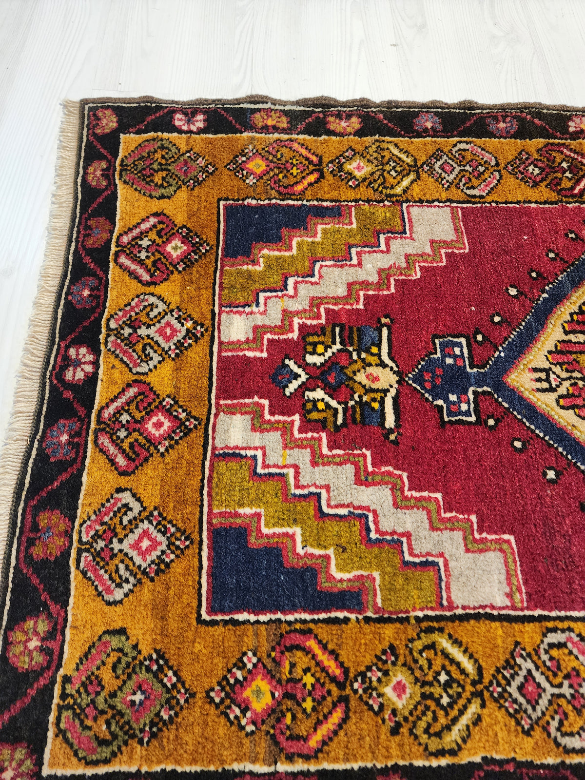 Vintage Yahyalı rug in red, yellow and blue, 2'6" x 4', photo 5