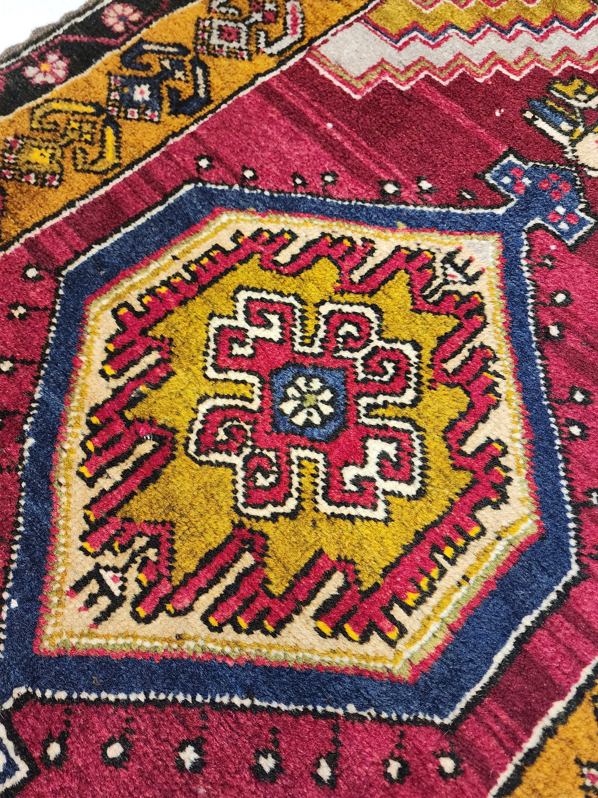Vintage Yahyalı rug in red, yellow and blue, 2'6" x 4', photo 6