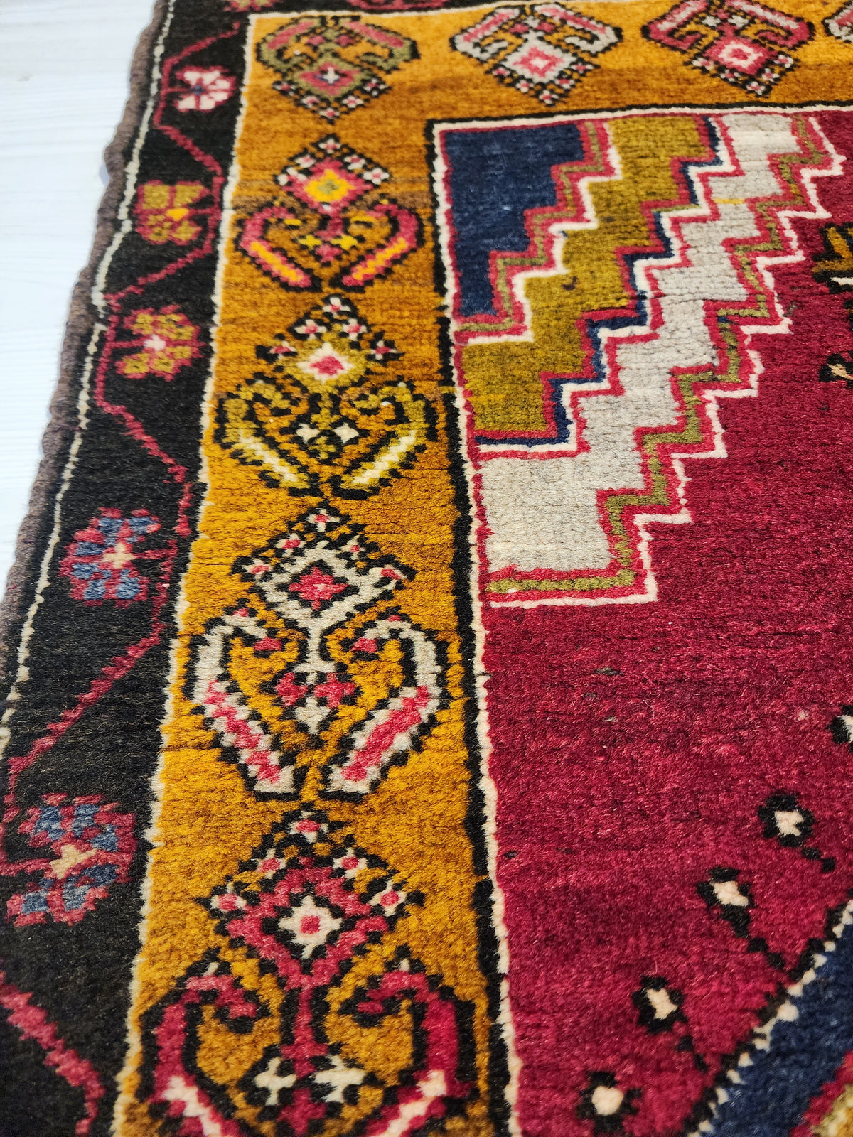 Vintage Yahyalı rug in red, yellow and blue, 2'6" x 4', photo 7