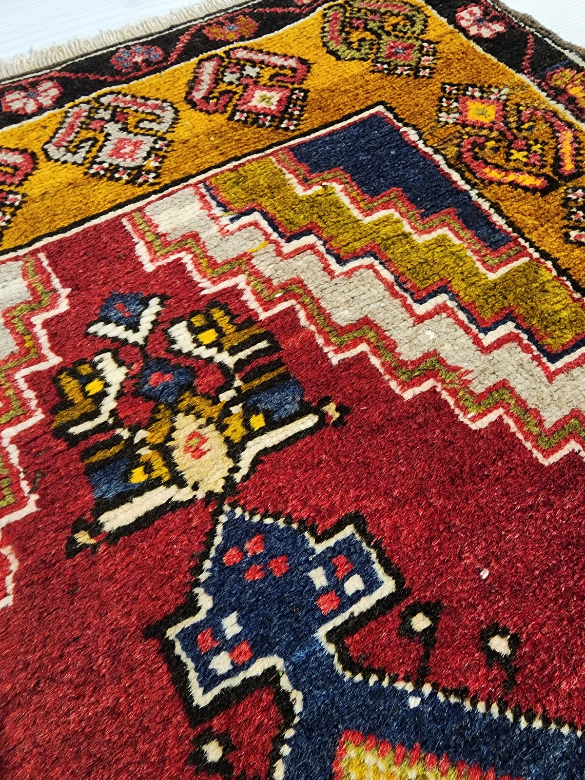 Vintage Yahyalı rug in red, yellow and blue, 2'6" x 4', photo 8