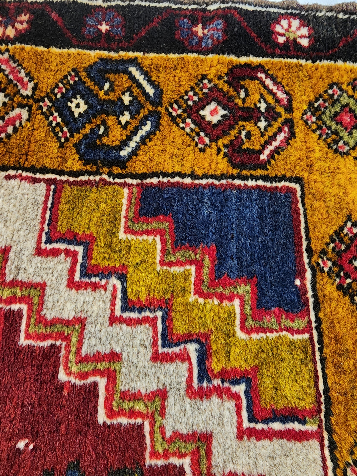 Vintage Yahyalı rug in red, yellow and blue, 2'6" x 4', photo 9