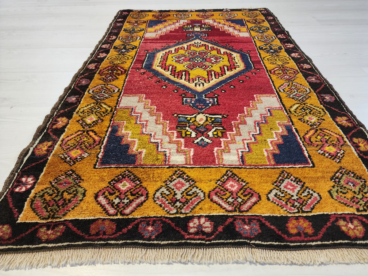Vintage Yahyalı rug in red, yellow and blue, 2'6" x 4', photo 11