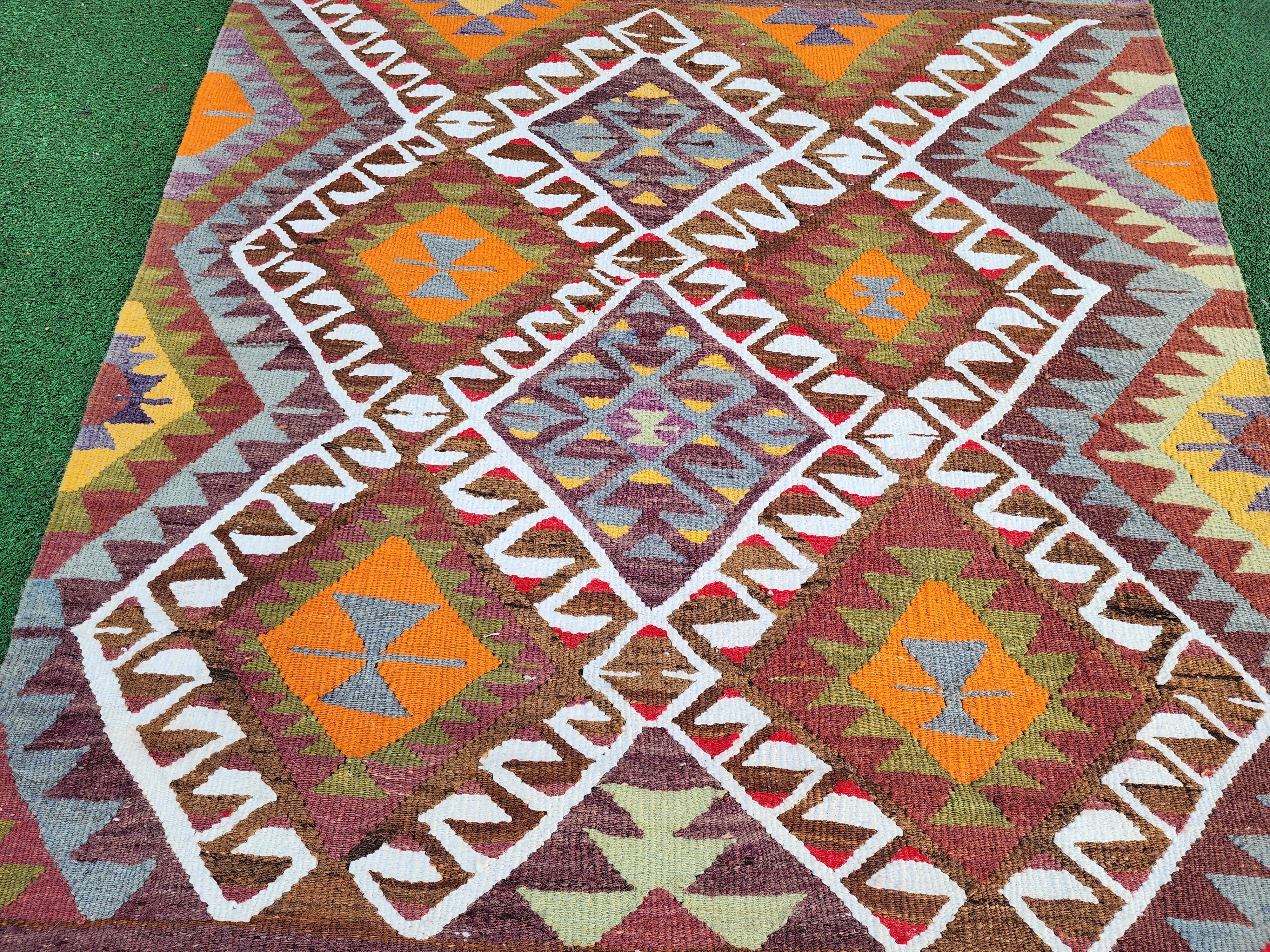 Tapis Kilim turc Antalya 4 pi 3 po x 3 pi 1 po Tapis Kilim tissé à plat fait main orange, marron beige et vert