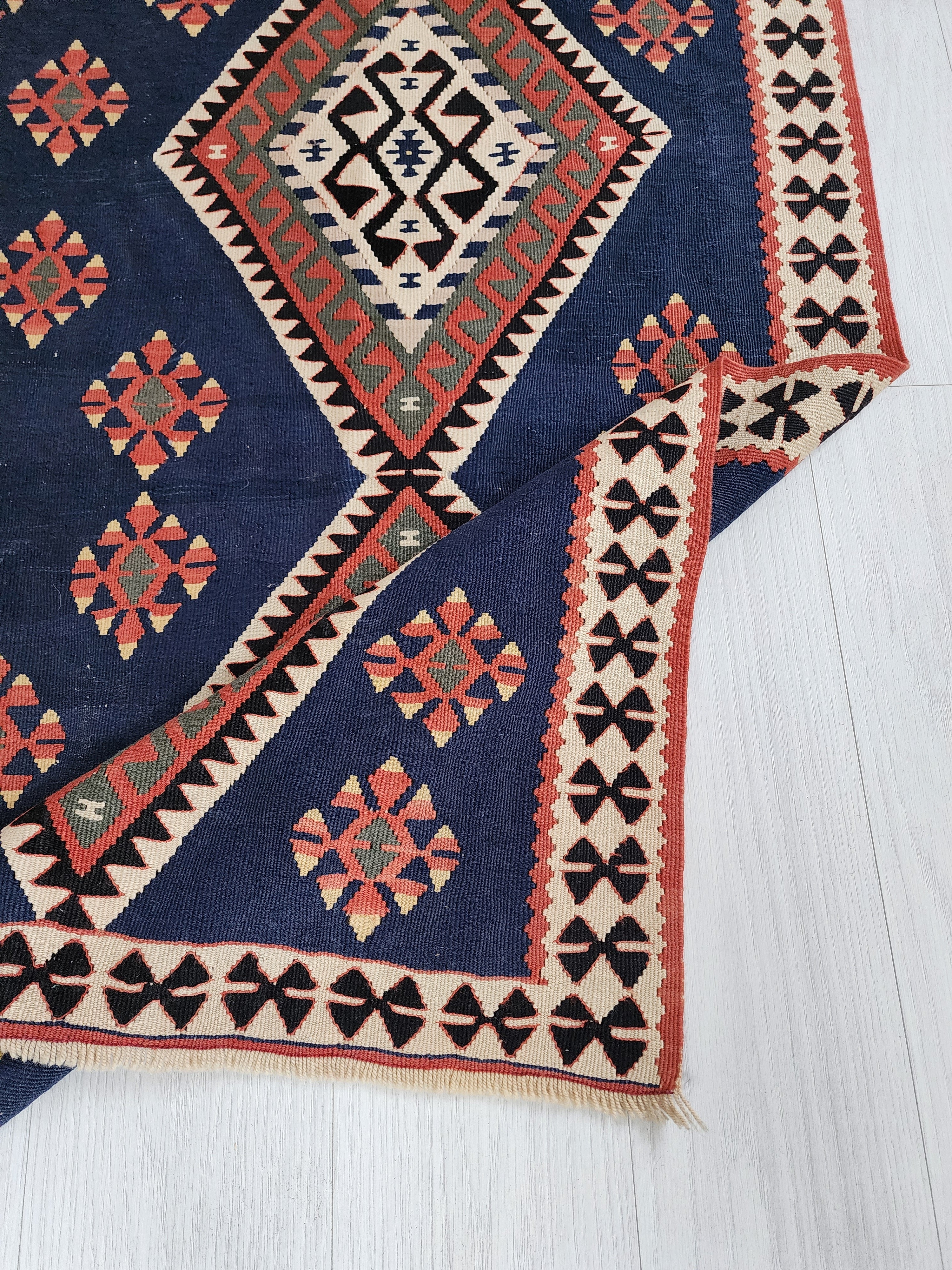 Shiraz Kilim Rug with Diamond Motifs 4'7''x8'4''