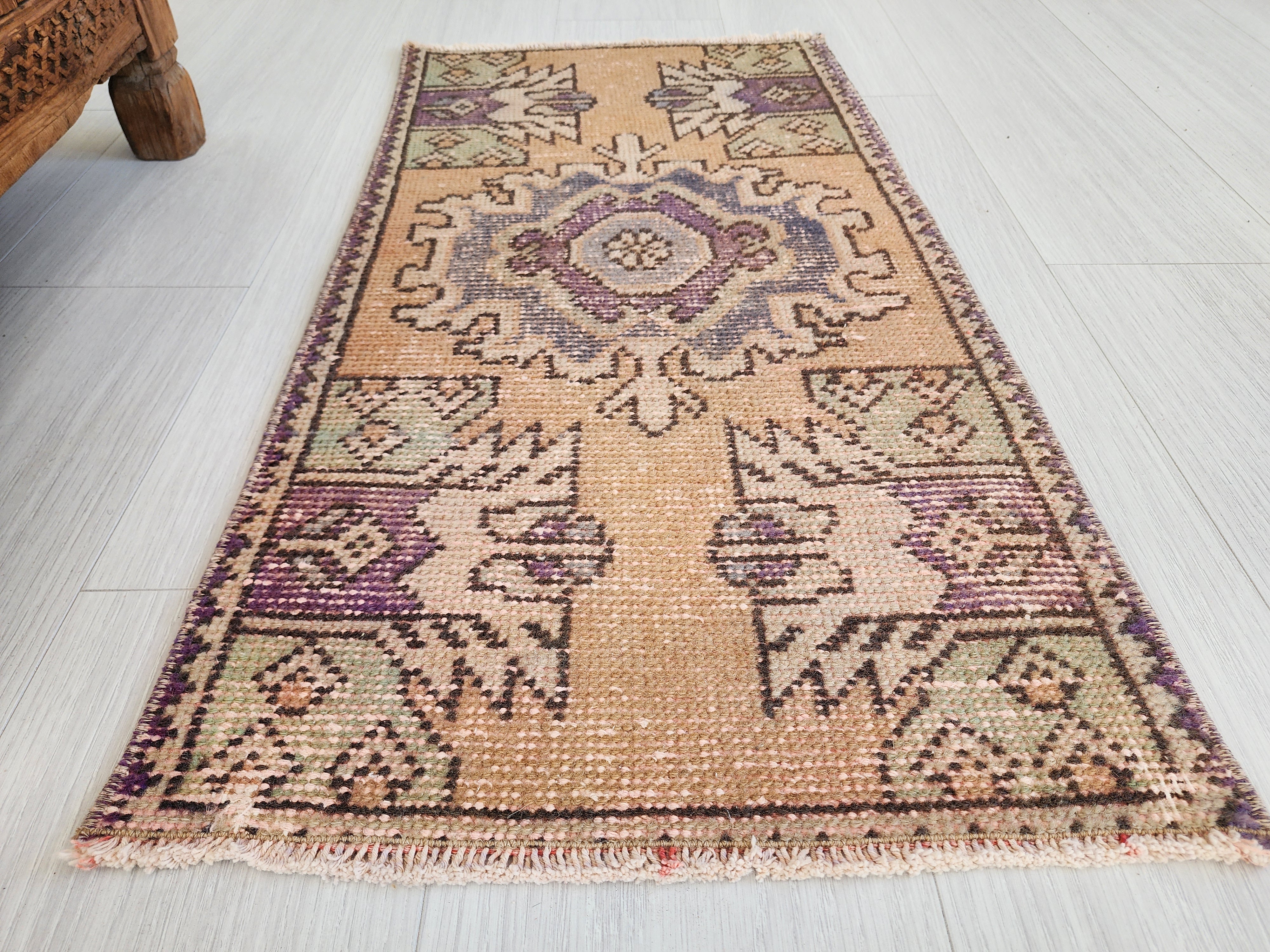 Petit tapis turc, 2 pi 9 po x 1 pi 5 po, tapis vintage délavé et vieilli