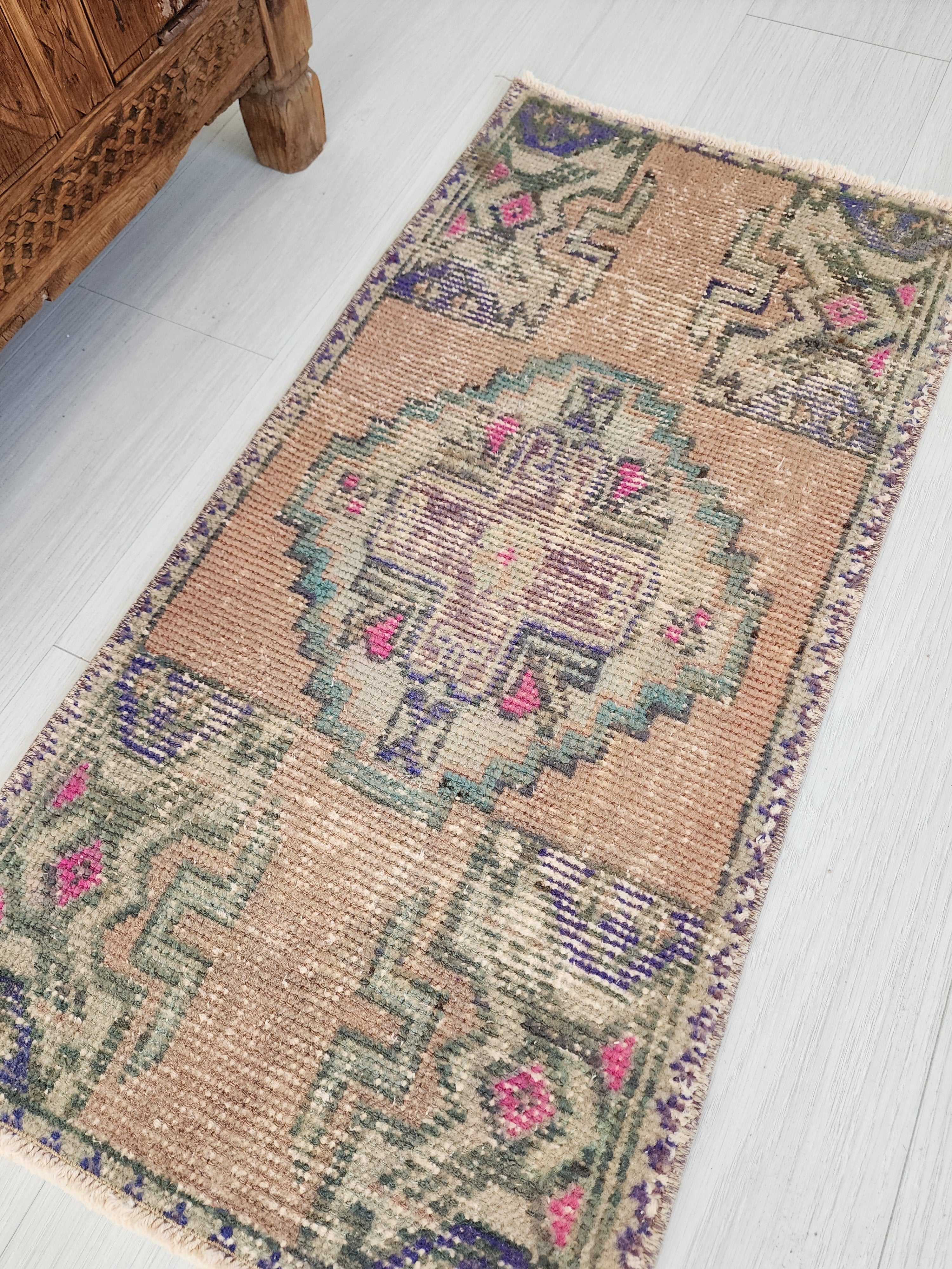 Tapis turc vintage de petite taille, 2 pi 9 po x 1 pi 5 po, rose, vert/gris et beige, style antique délavé