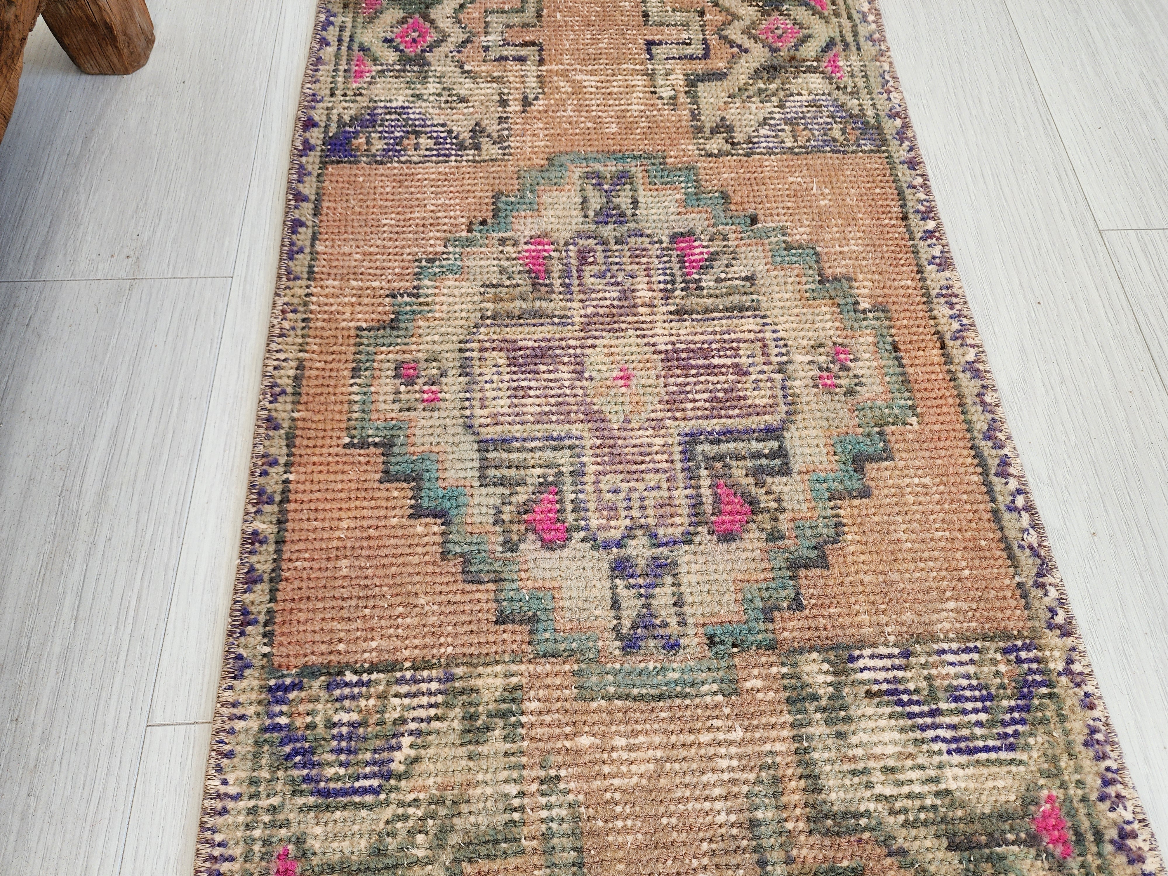 Tapis turc vintage de petite taille, 2 pi 9 po x 1 pi 5 po, rose, vert/gris et beige, style antique délavé