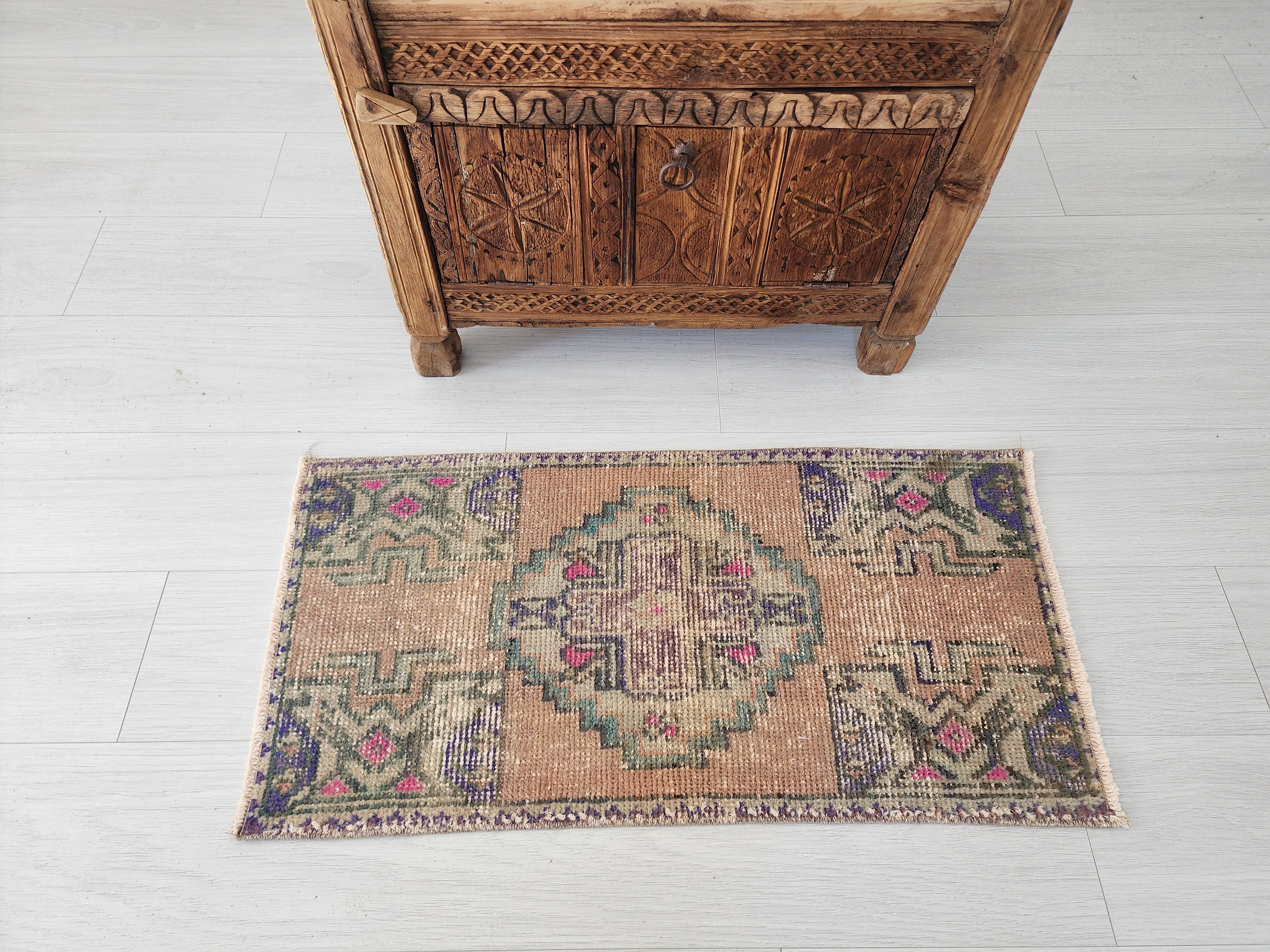 Tapis turc vintage de petite taille, 2 pi 9 po x 1 pi 5 po, rose, vert/gris et beige, style antique délavé