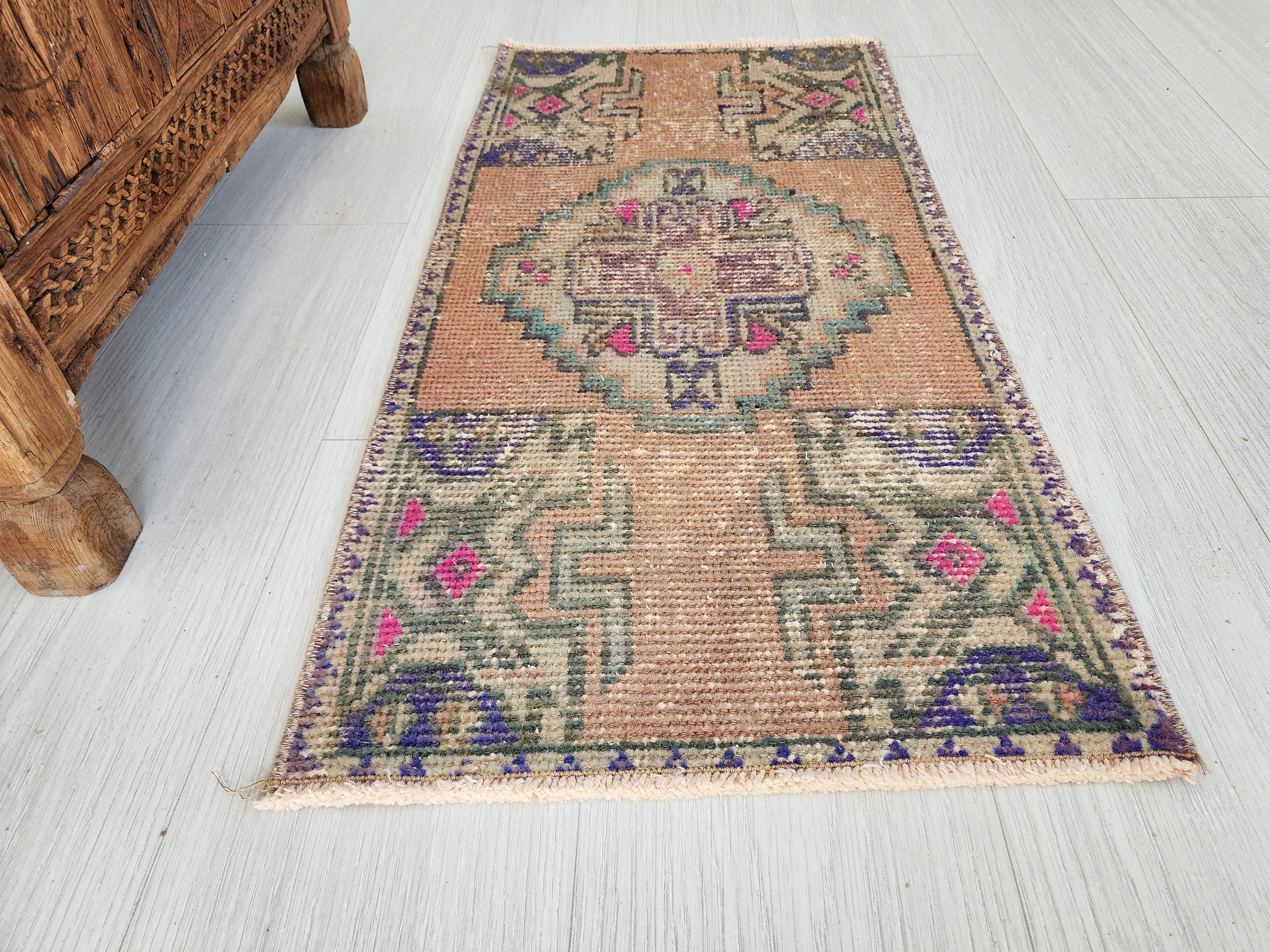 Tapis turc vintage de petite taille, 2 pi 9 po x 1 pi 5 po, rose, vert/gris et beige, style antique délavé