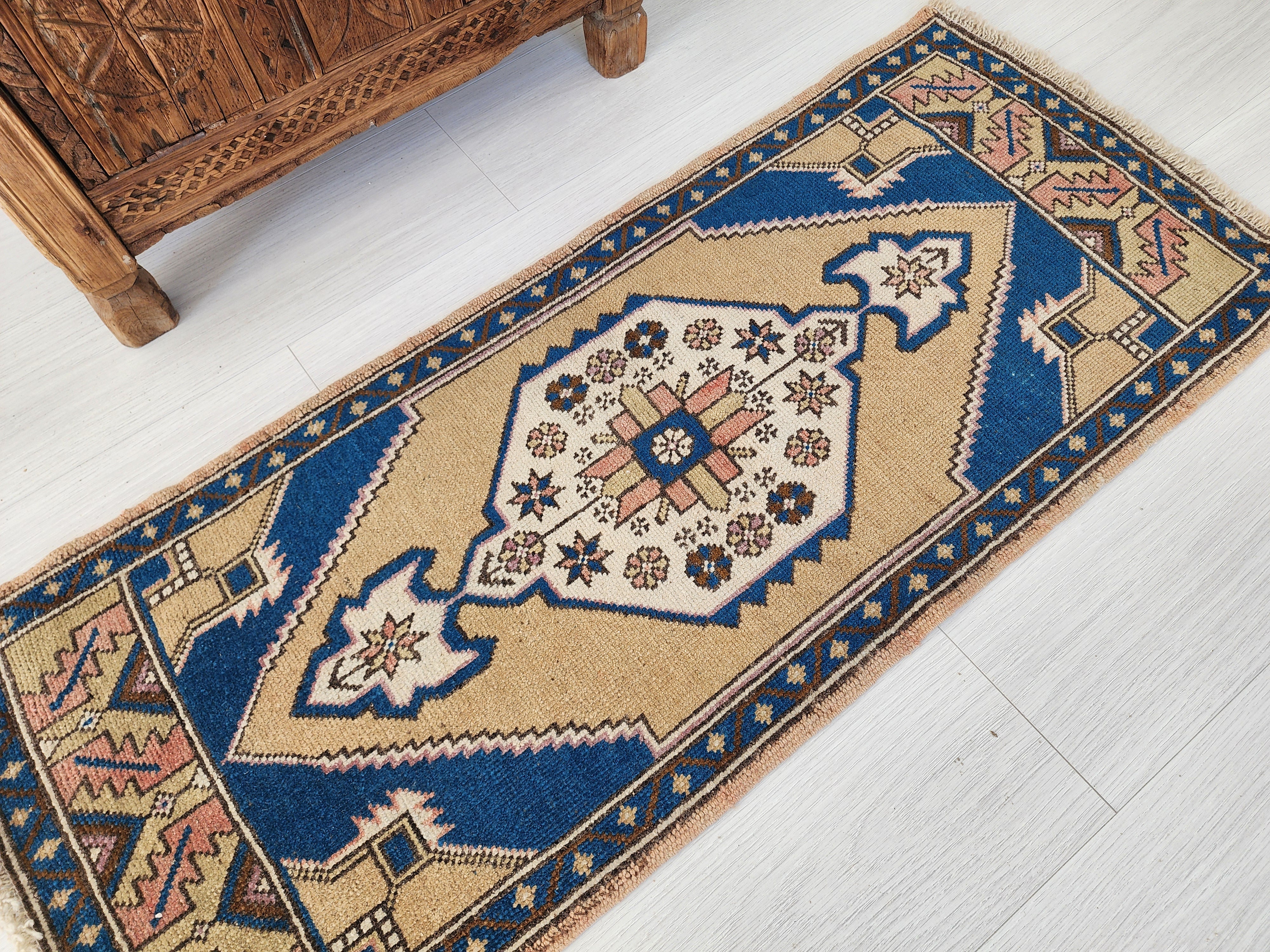 Tapis turc vintage de petite taille 4 pi x 1 pi 7 po, rose, vert/gris et beige, style antique délavé