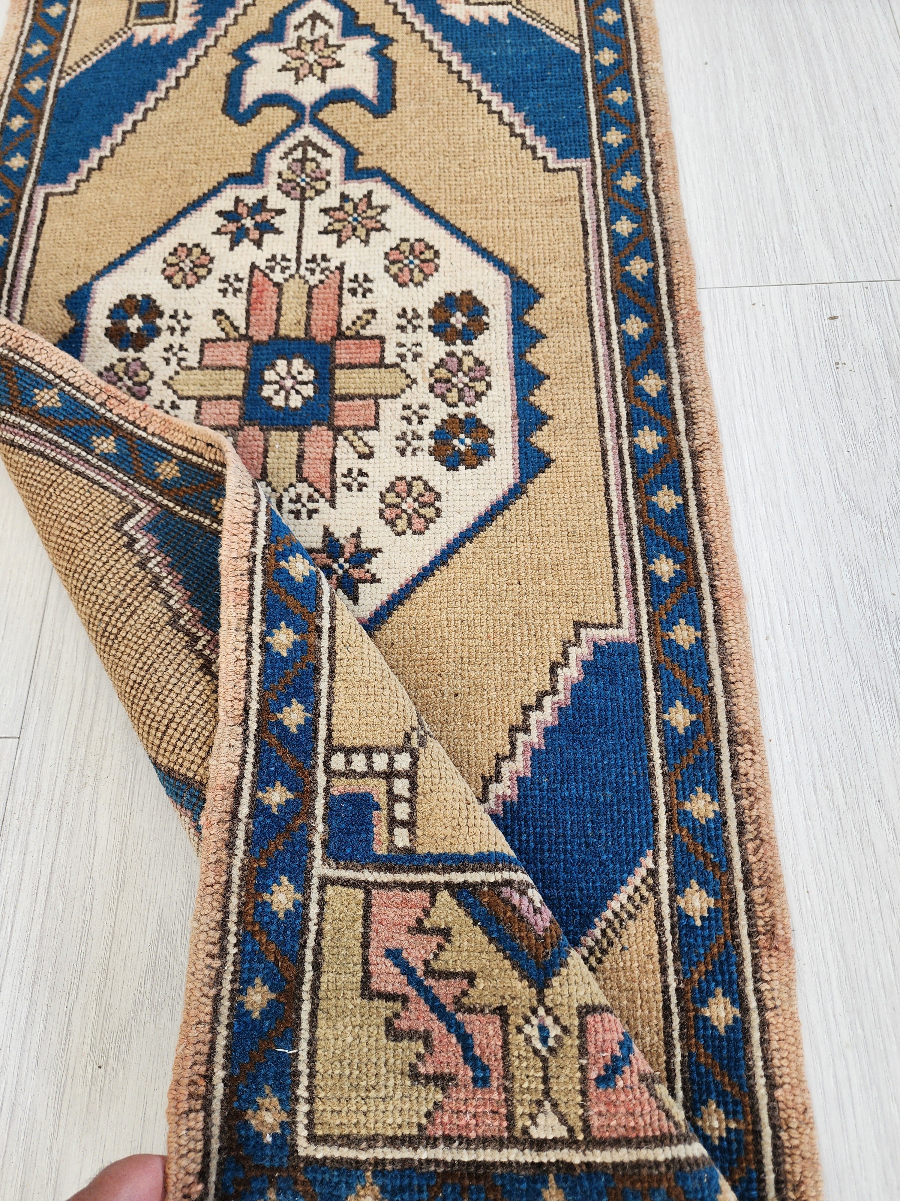 Tapis turc vintage de petite taille 4 pi x 1 pi 7 po, rose, vert/gris et beige, style antique délavé