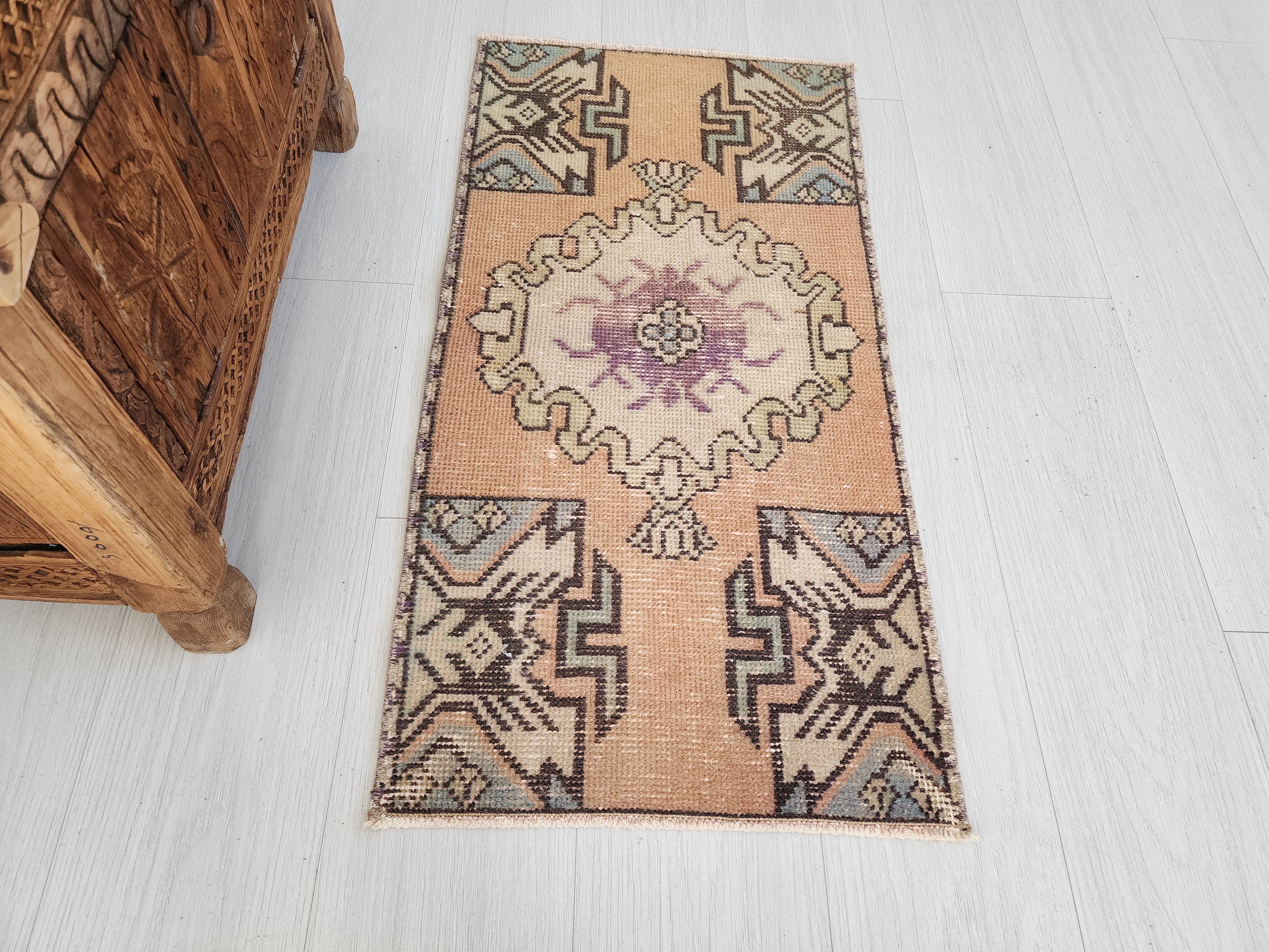 Alfombra turca pequeña vintage, 3 pies x 1 pie 6 pulgadas, estilo antiguo desgastado y descolorido en rosa, verde/gris y beige
