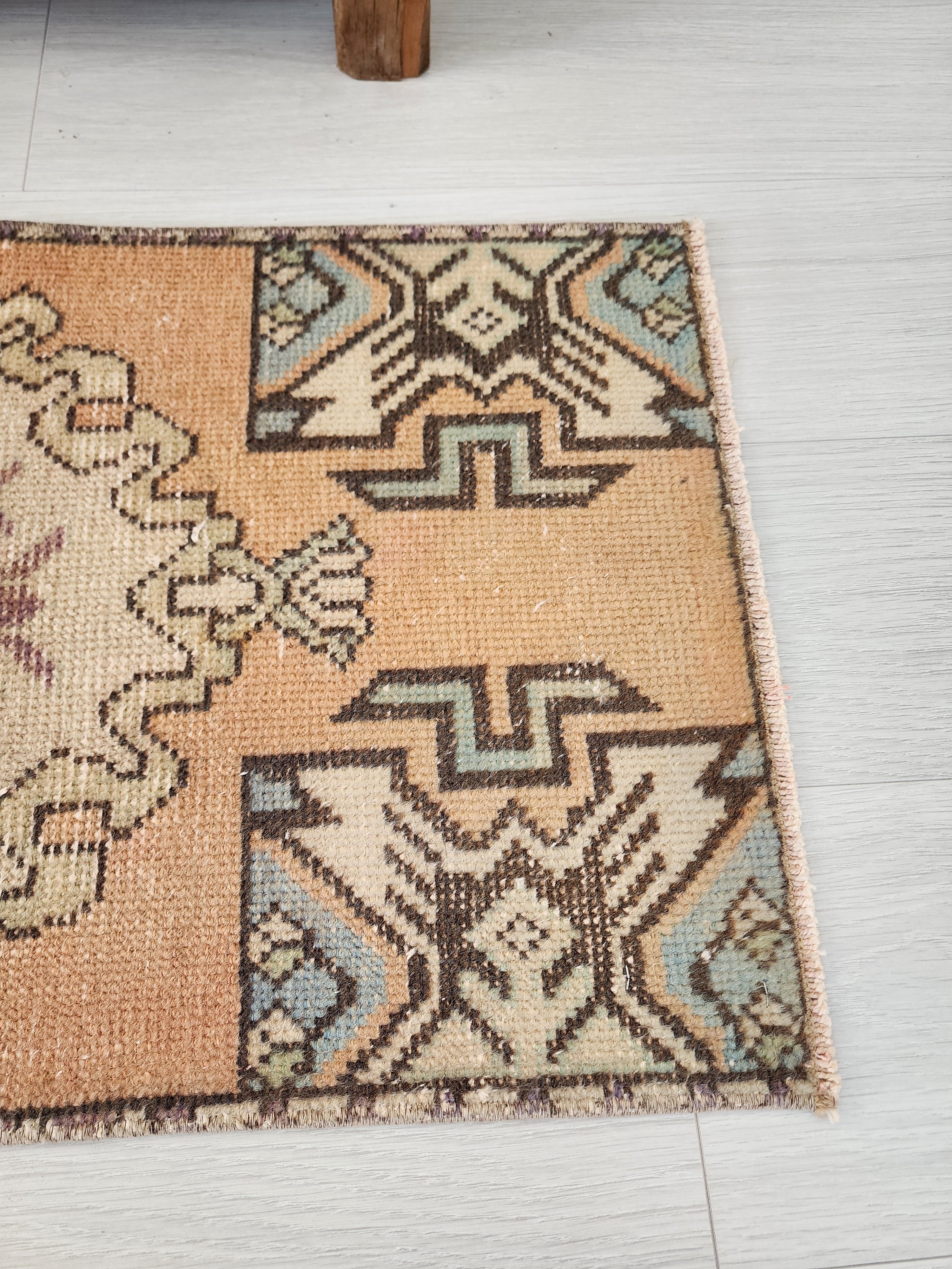 Alfombra turca pequeña vintage, 3 pies x 1 pie 6 pulgadas, estilo antiguo desgastado y descolorido en rosa, verde/gris y beige