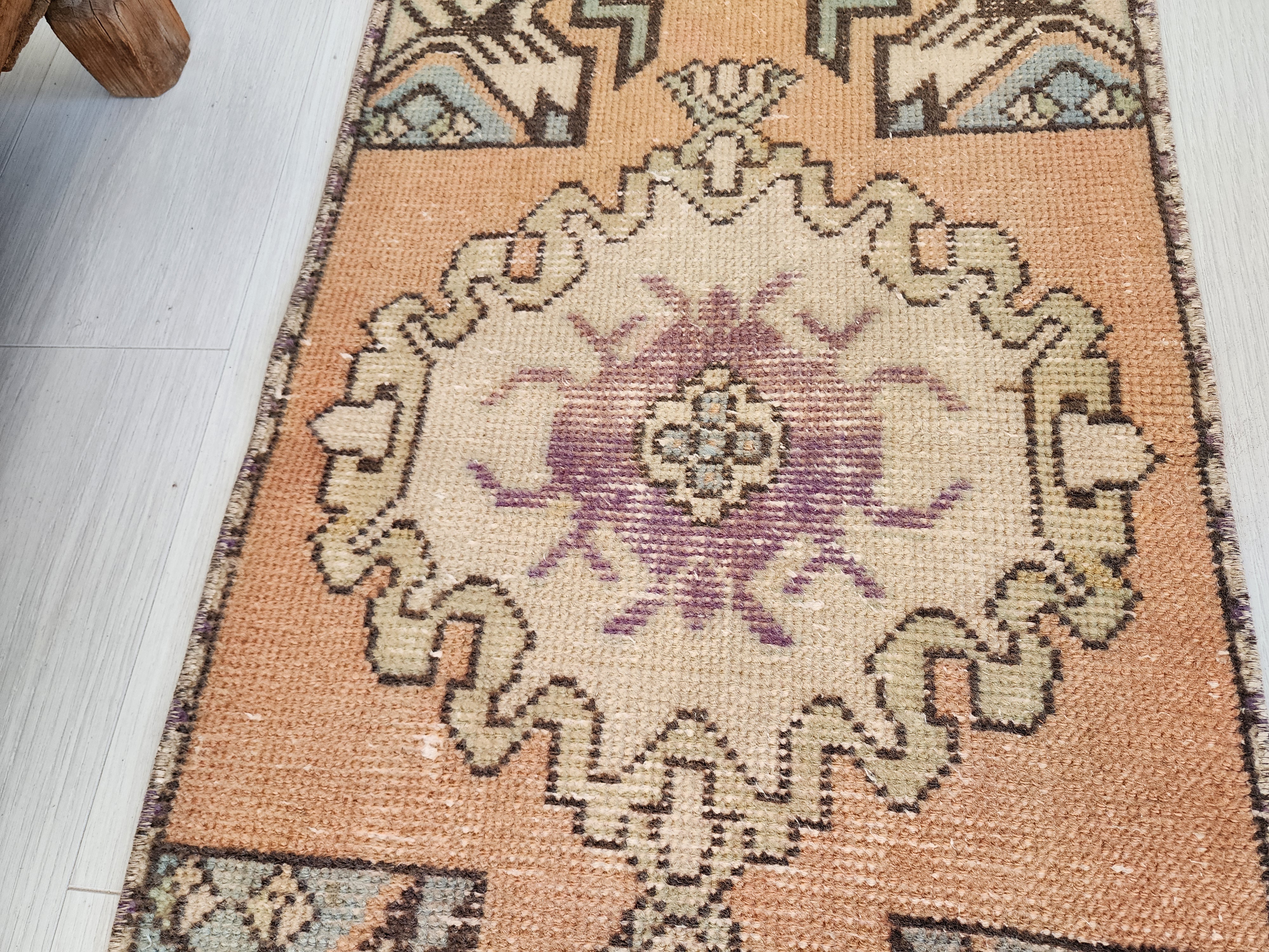 Alfombra turca pequeña vintage, 3 pies x 1 pie 6 pulgadas, estilo antiguo desgastado y descolorido en rosa, verde/gris y beige