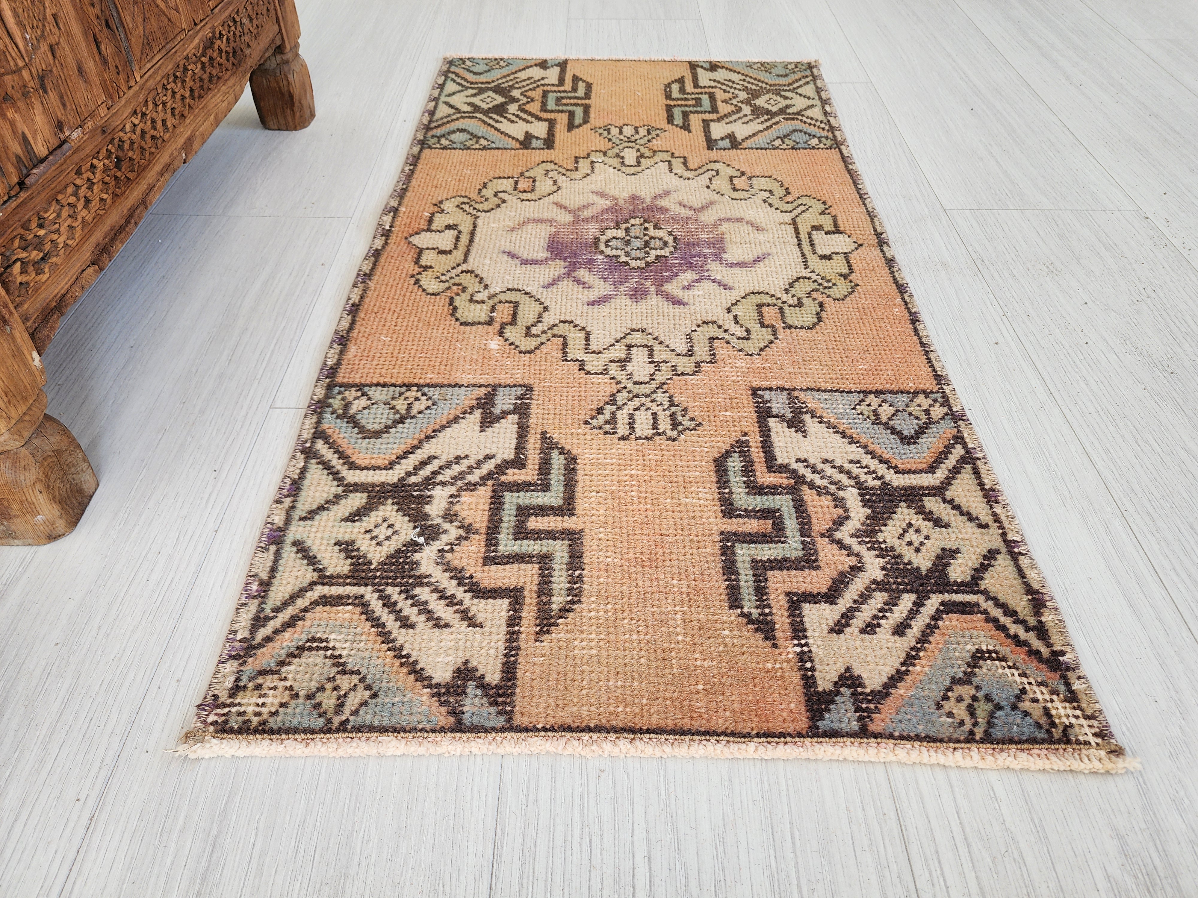Alfombra turca pequeña vintage, 3 pies x 1 pie 6 pulgadas, estilo antiguo desgastado y descolorido en rosa, verde/gris y beige