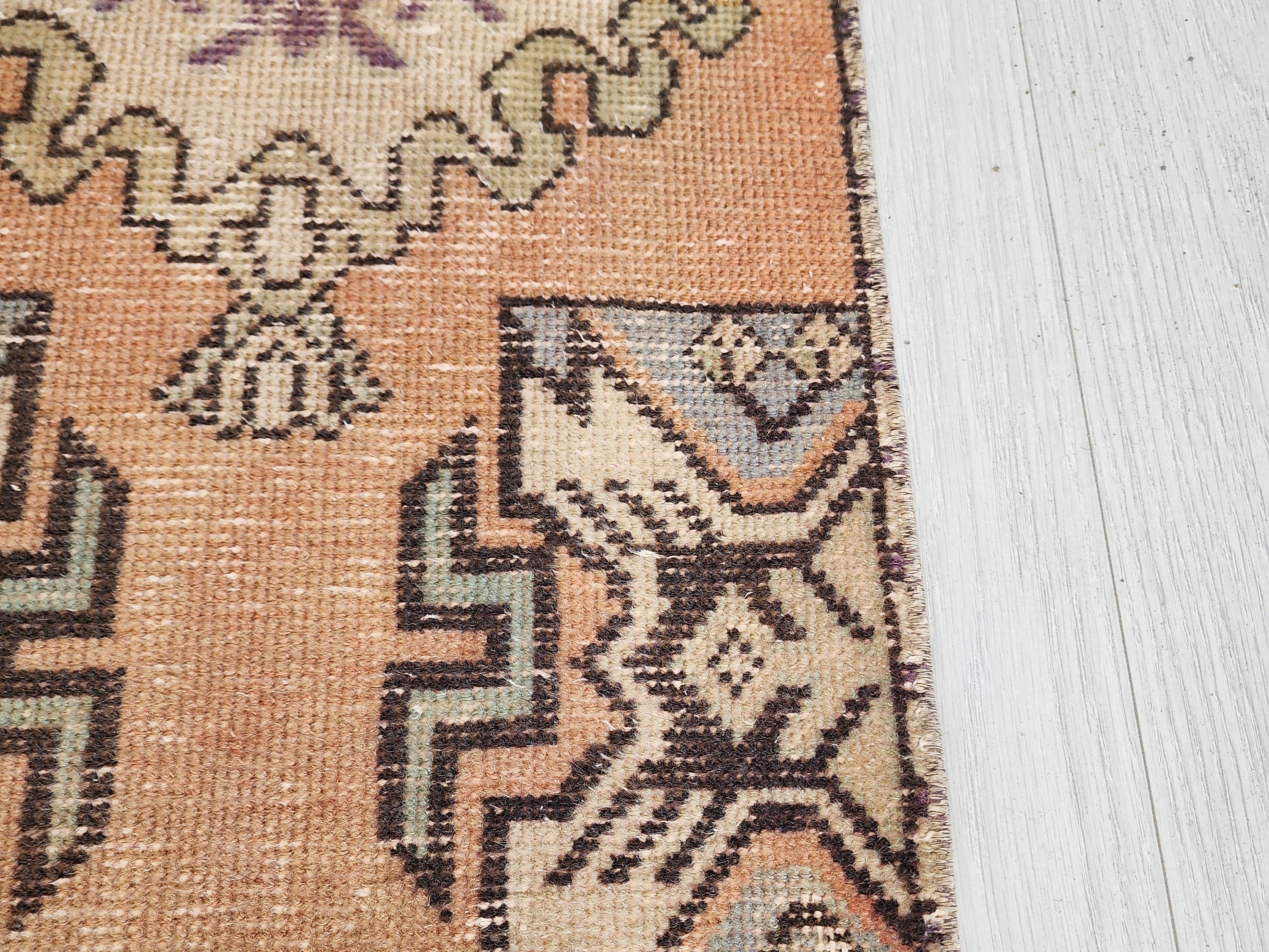 Alfombra turca pequeña vintage, 3 pies x 1 pie 6 pulgadas, estilo antiguo desgastado y descolorido en rosa, verde/gris y beige