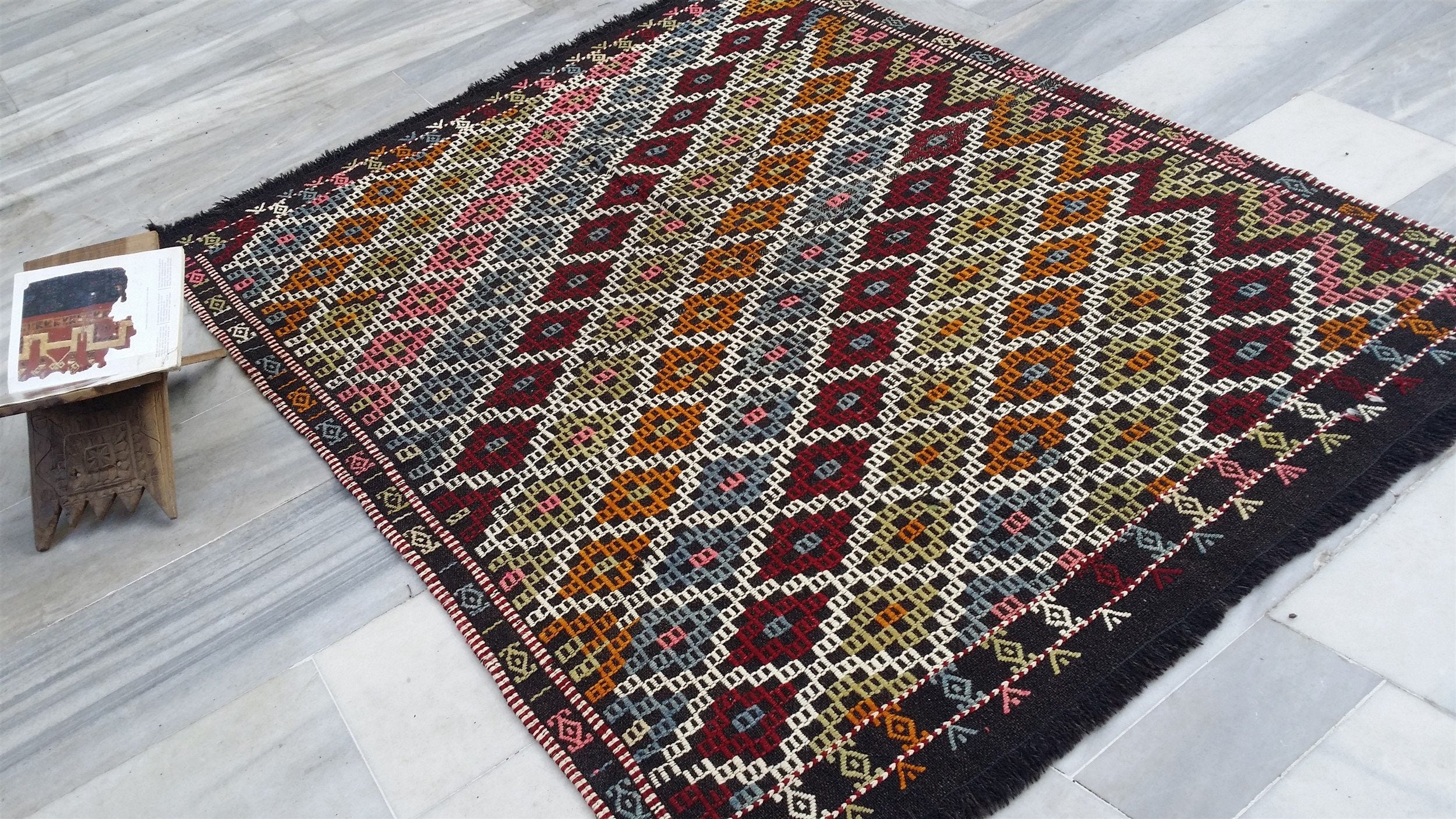 Alfombra Kilim turca marrón, 4 x 6 pies, alfombra persa hecha a mano de lana natural rústica bohemia con bordado Cicim turco rojo, azul y blanco