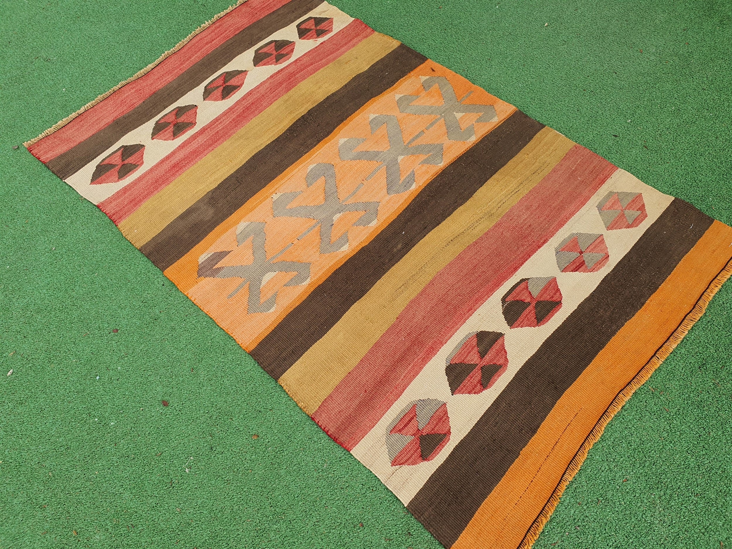 Alfombra turca Afyon Kilim de 3 pies 9 pulgadas x 2 pies 4 pulgadas, hecha a mano en tejido plano de lana en tonos naranja, verde, beige y marrón