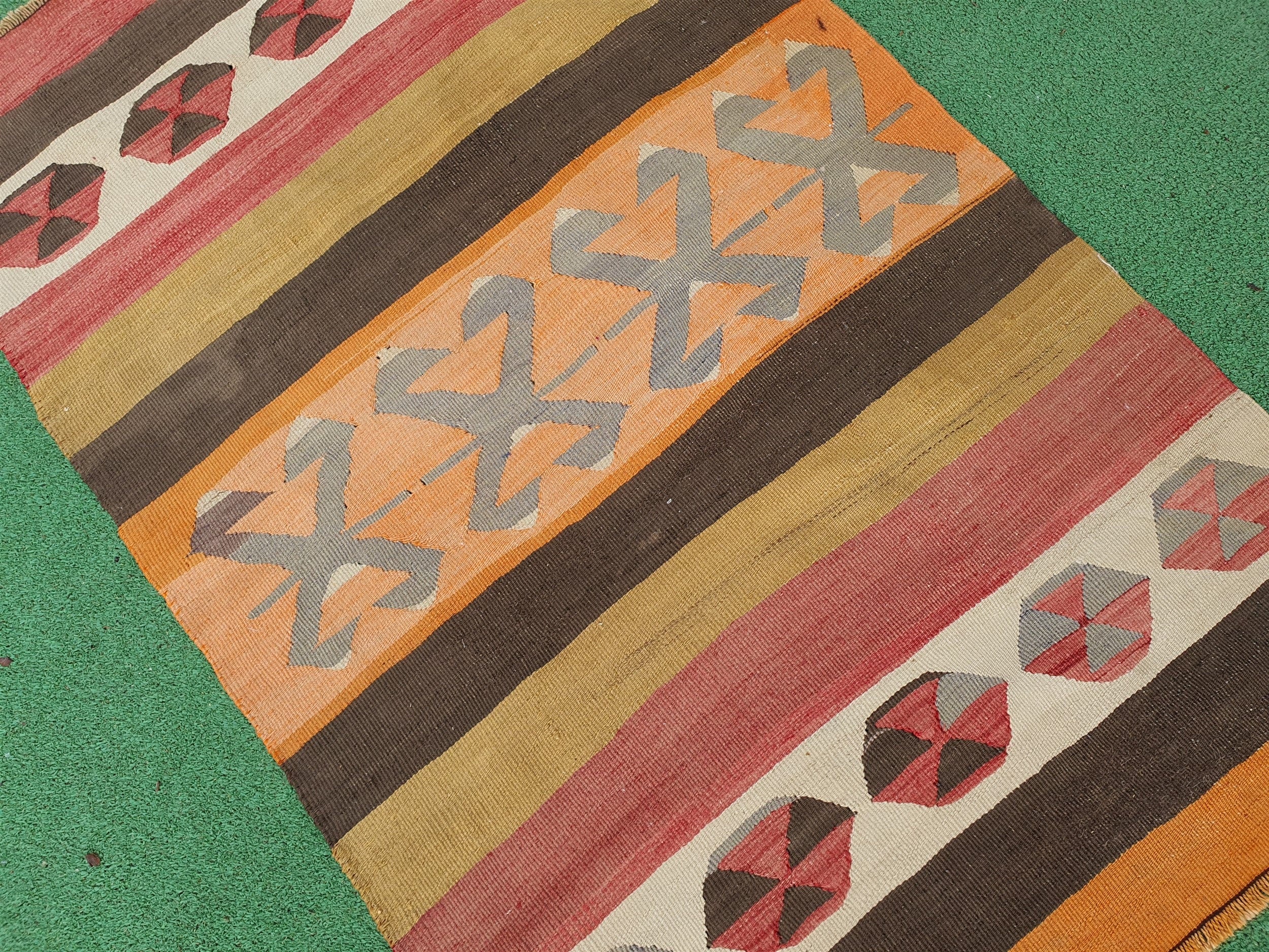 Alfombra turca Afyon Kilim de 3 pies 9 pulgadas x 2 pies 4 pulgadas, hecha a mano en tejido plano de lana en tonos naranja, verde, beige y marrón