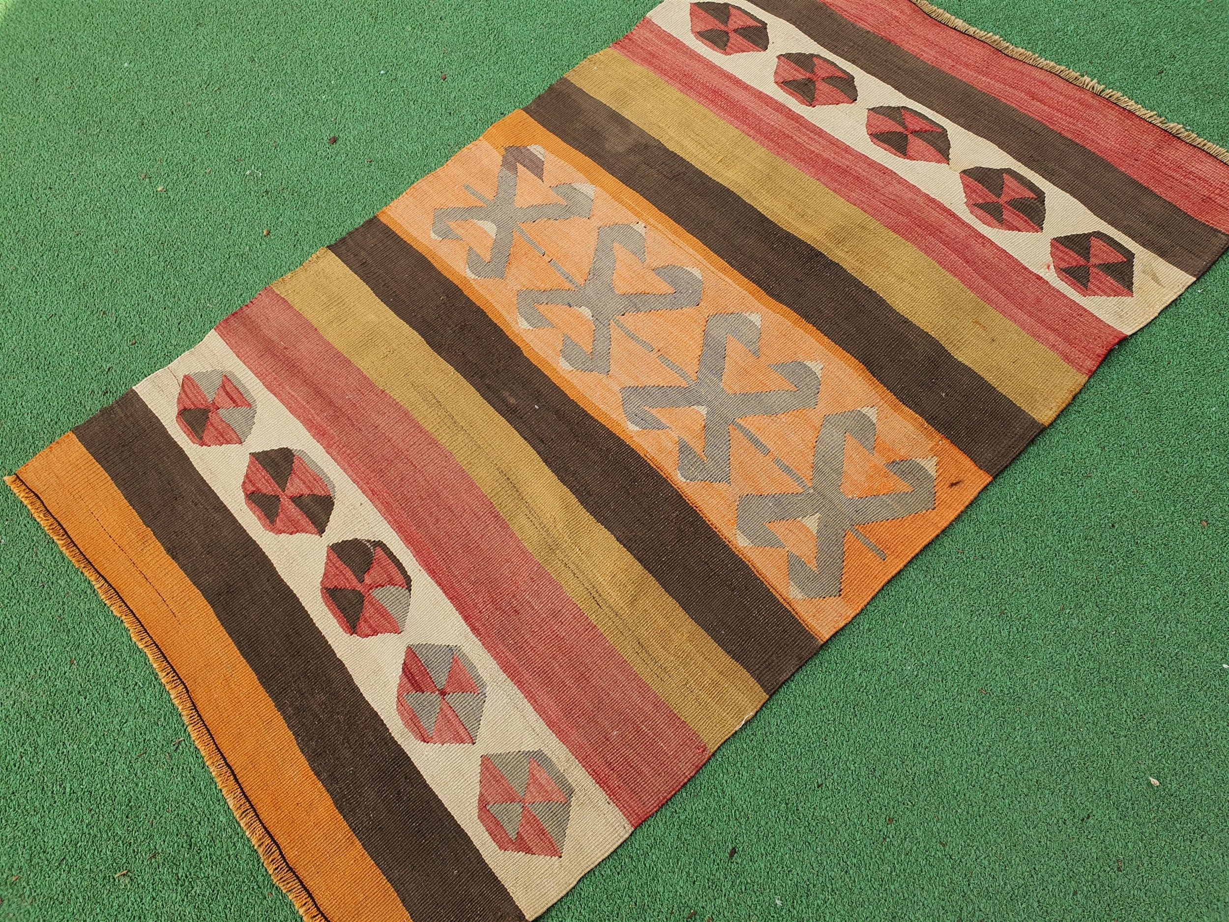 Alfombra turca Afyon Kilim de 3 pies 9 pulgadas x 2 pies 4 pulgadas, hecha a mano en tejido plano de lana en tonos naranja, verde, beige y marrón