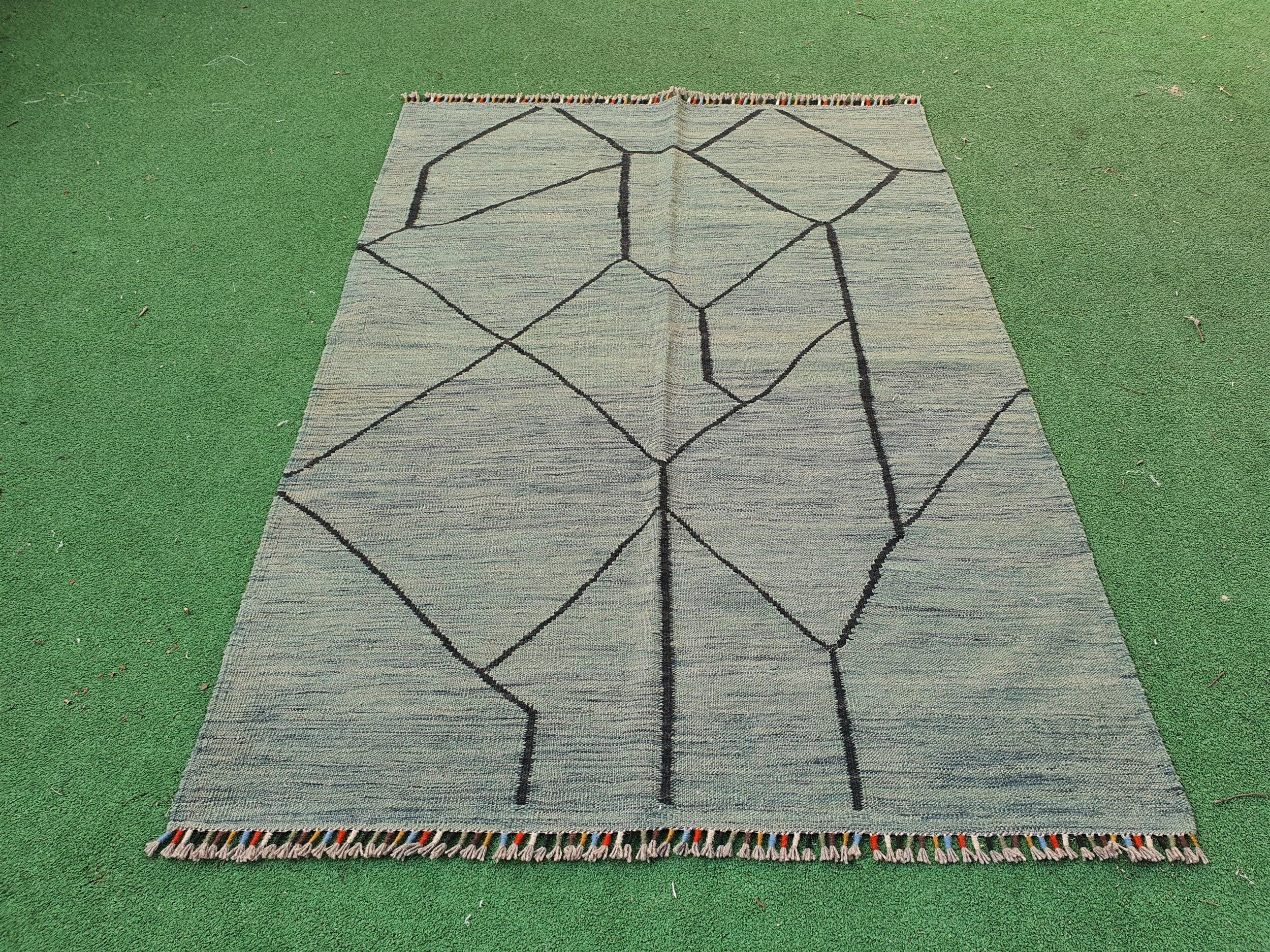 Tapis de sol Kilim à motif abstrait gris noir 5 x 4 pieds de style berbère marocain minimaliste en laine naturelle vintage turc pour salle de séjour et cuisine